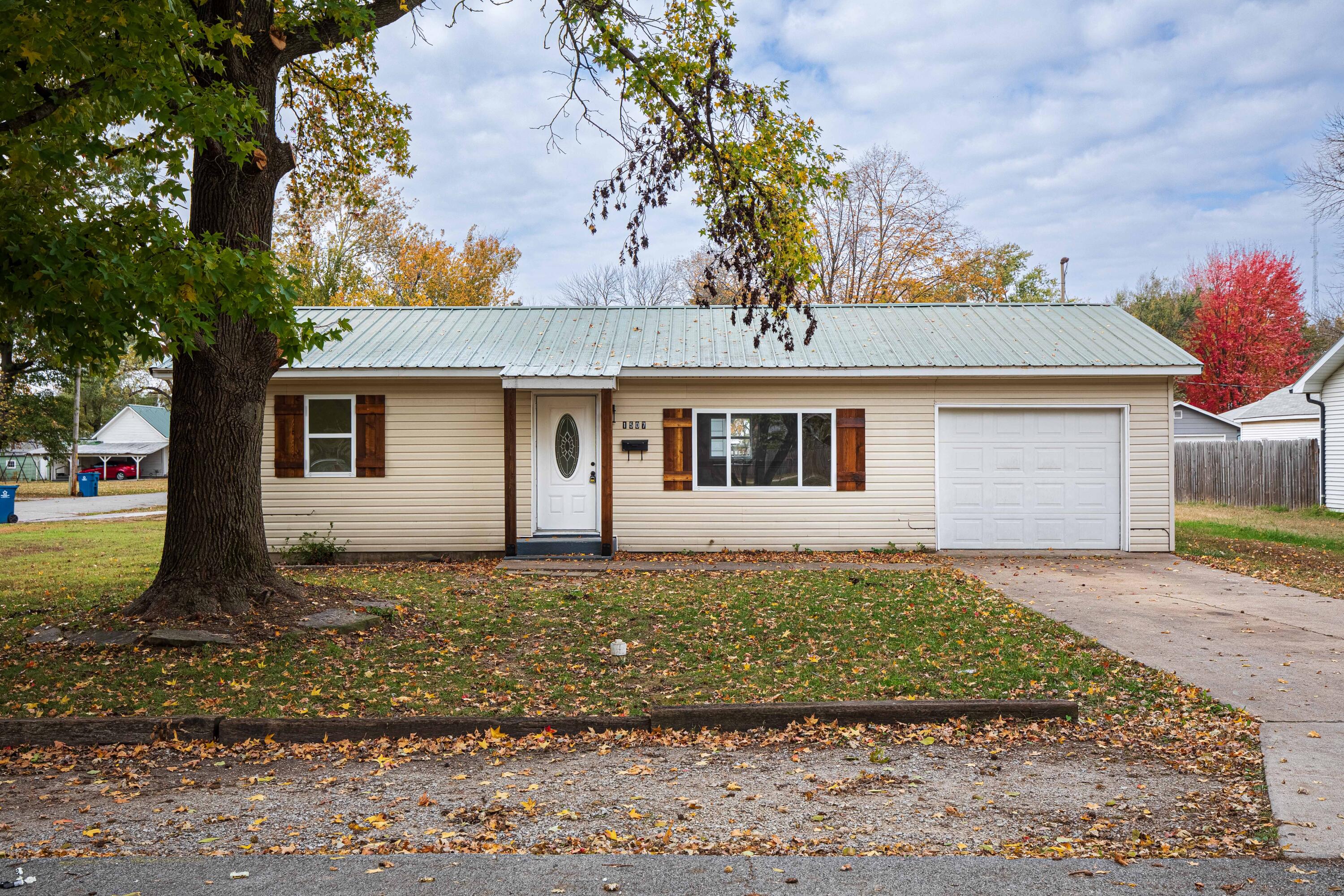 Photo 3 - Residential for sale – 1507  Cherry Street  Lamar, MO