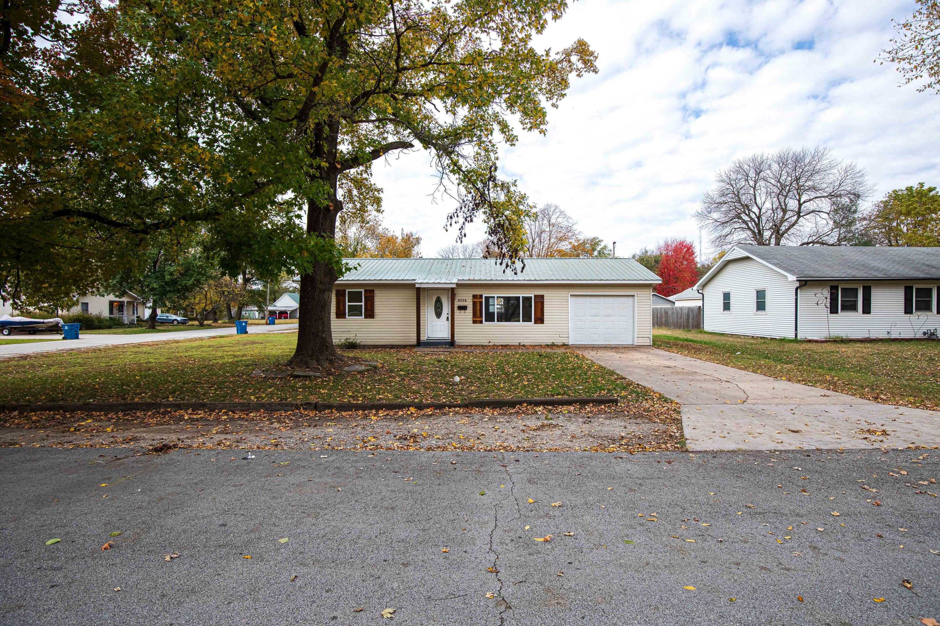 Photo 2 - Residential for sale – 1507  Cherry Street  Lamar, MO