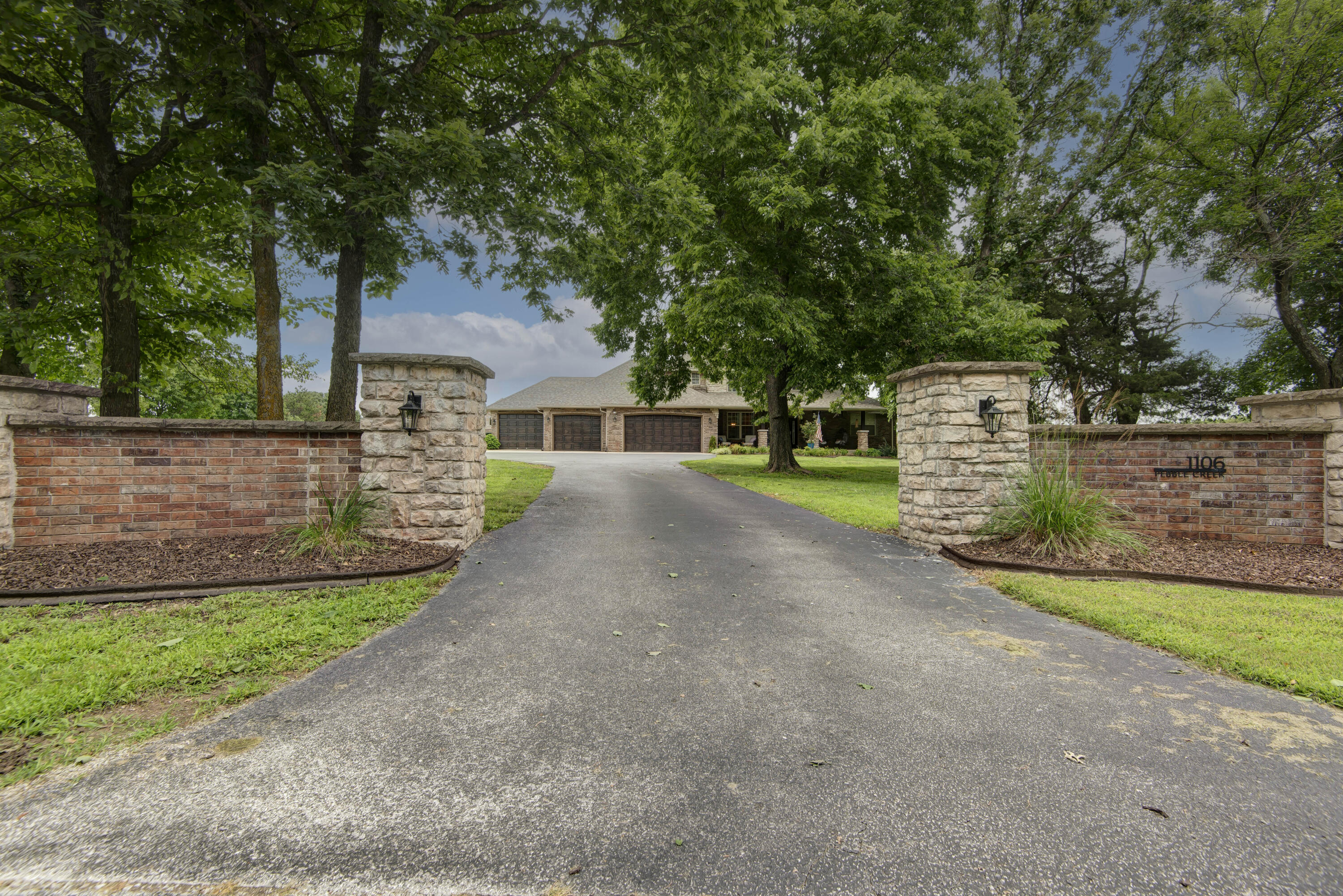 Photo 2 - Residential for sale – 1106 N Pebble Creek Drive  Nixa, MO
