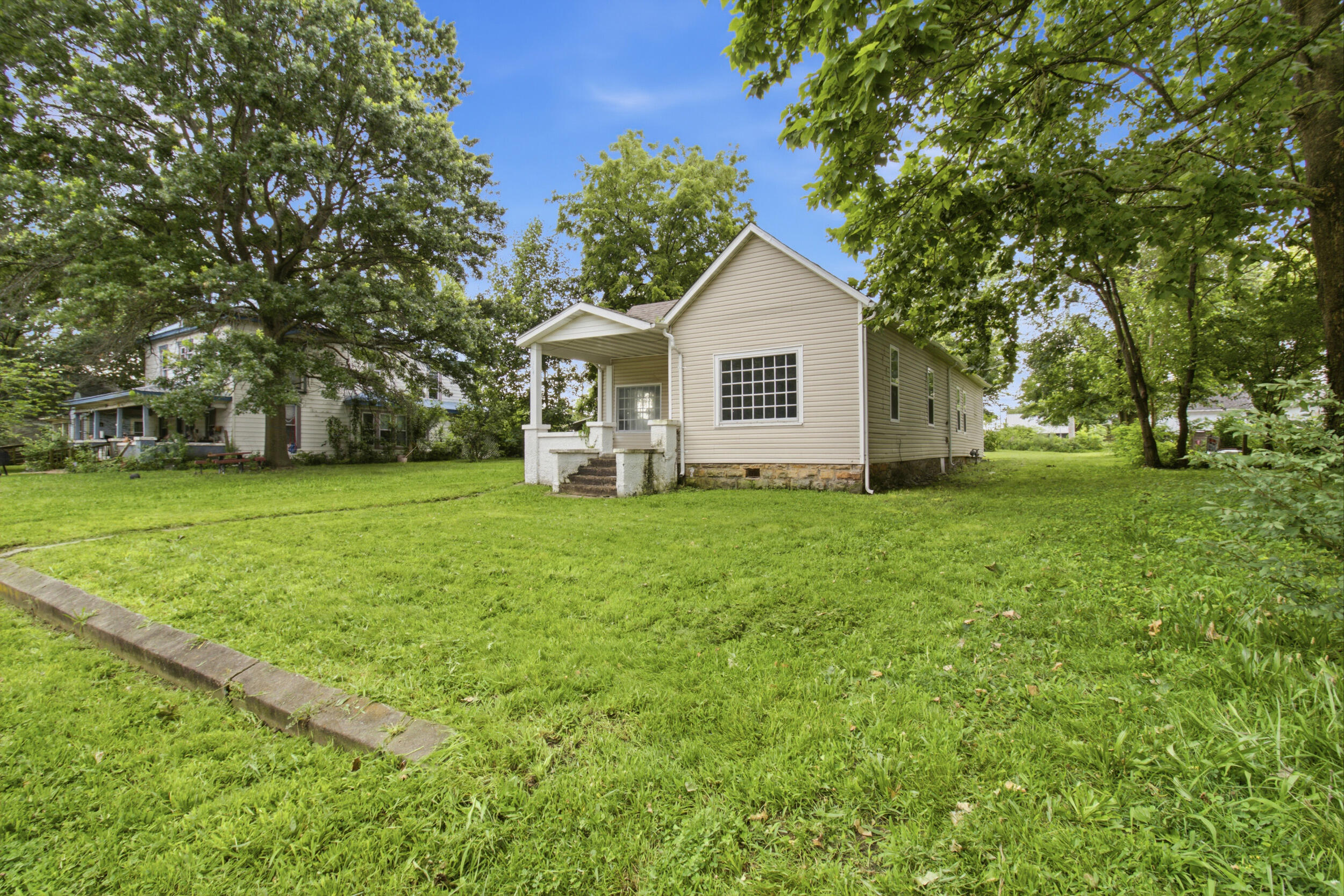 Photo 3 - Residential for sale – 114 E College Street  Aurora, MO