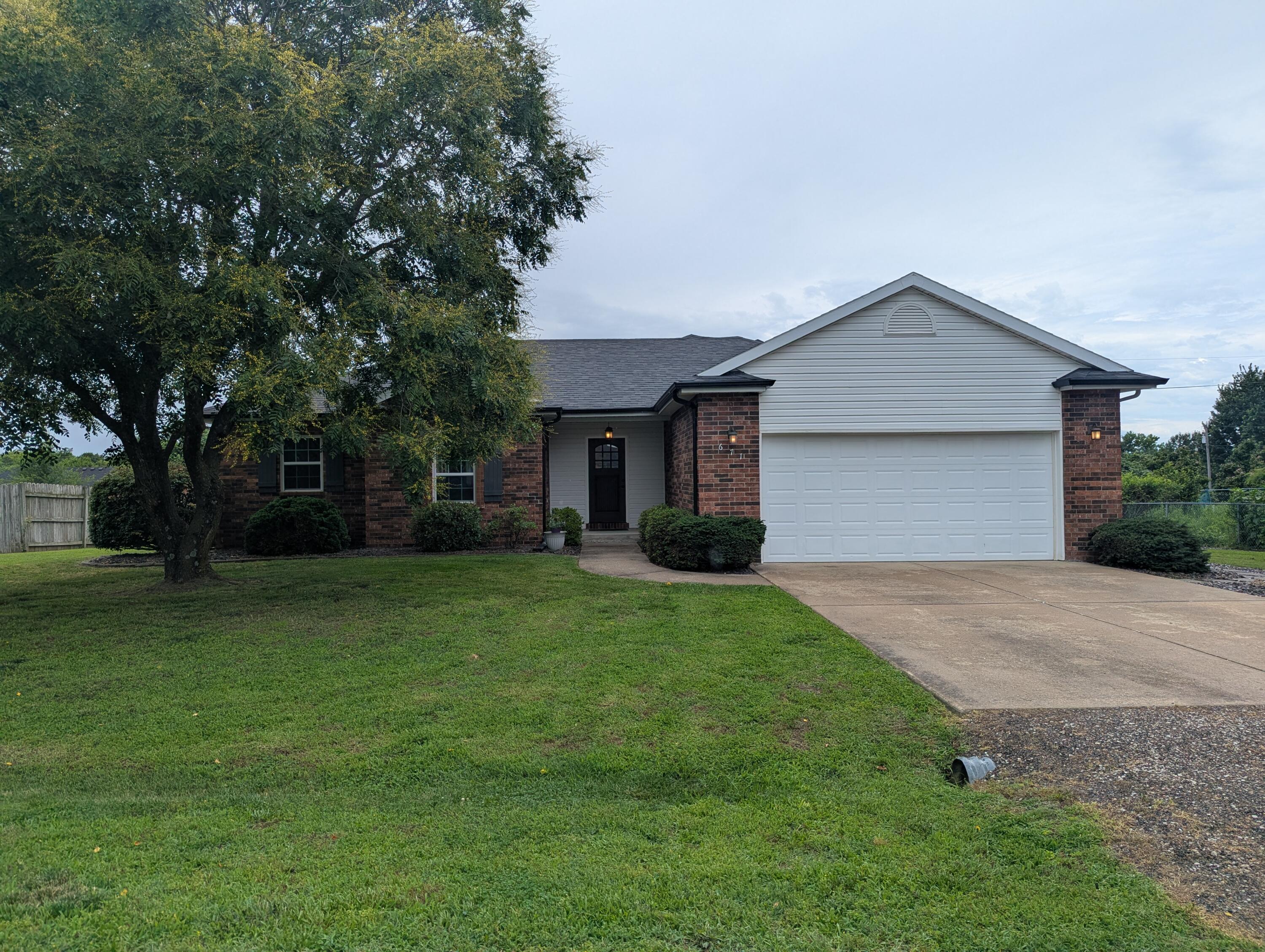 Residential for sale – 671 N Russell Avenue  Bolivar, MO