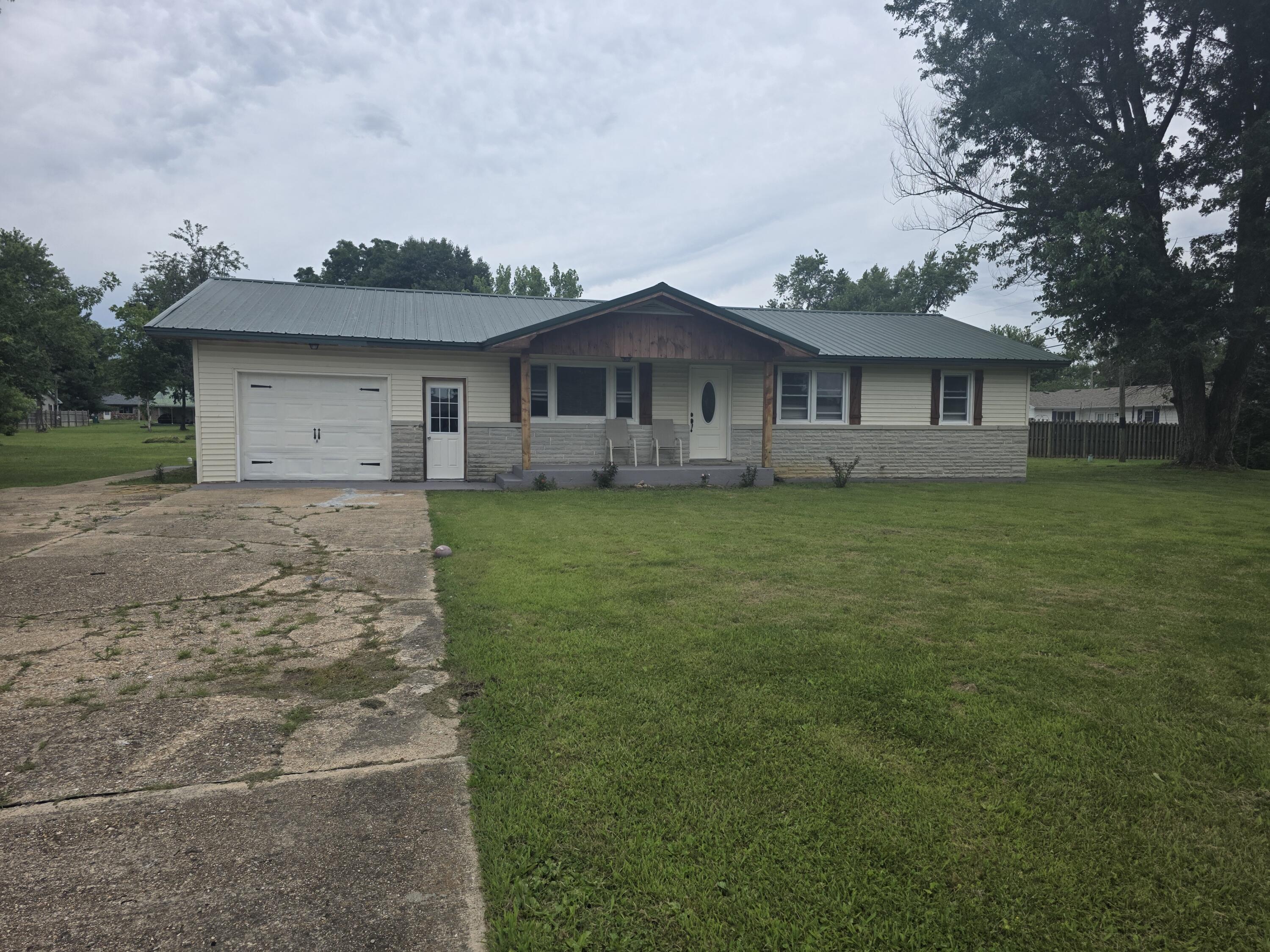 Photo 2 - Residential for sale – 1005 W Clouse Street  Mountain Grove, MO