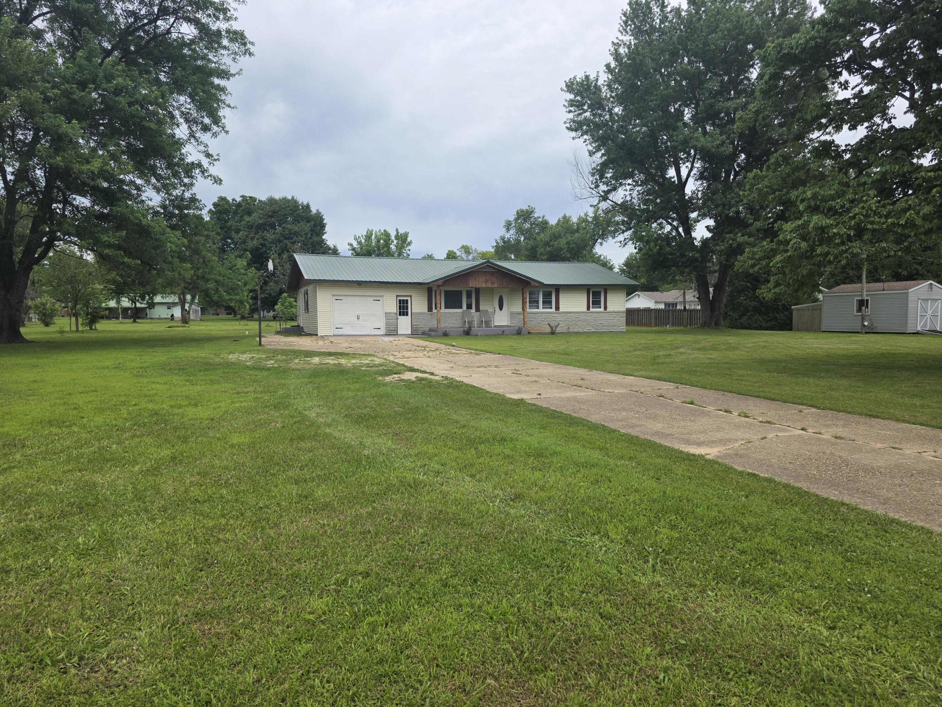 Photo 3 - Residential for sale – 1005 W Clouse Street  Mountain Grove, MO