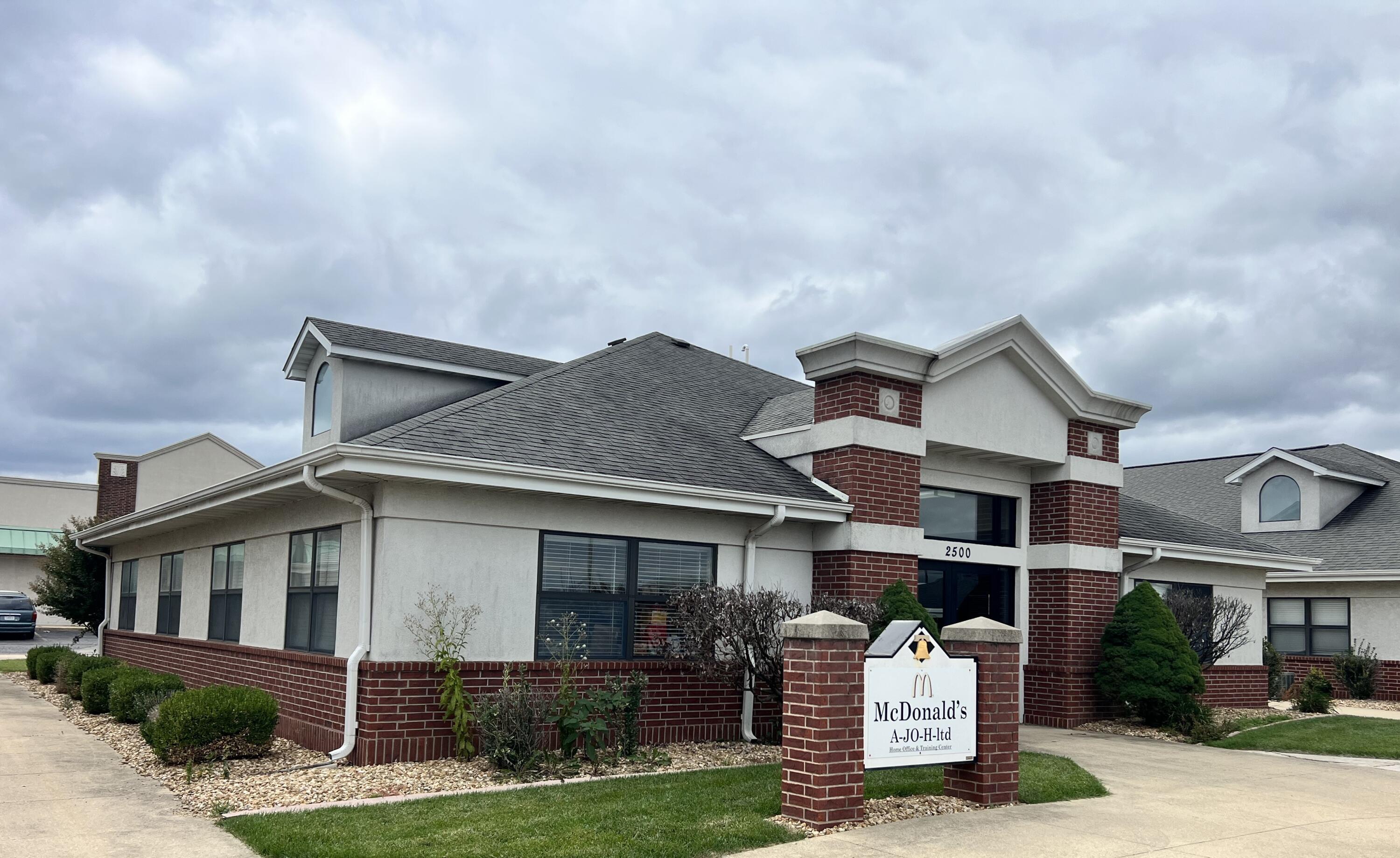 Photo 4 - Commercial Sale for sale – 2500  Independence Square   West Plains, MO