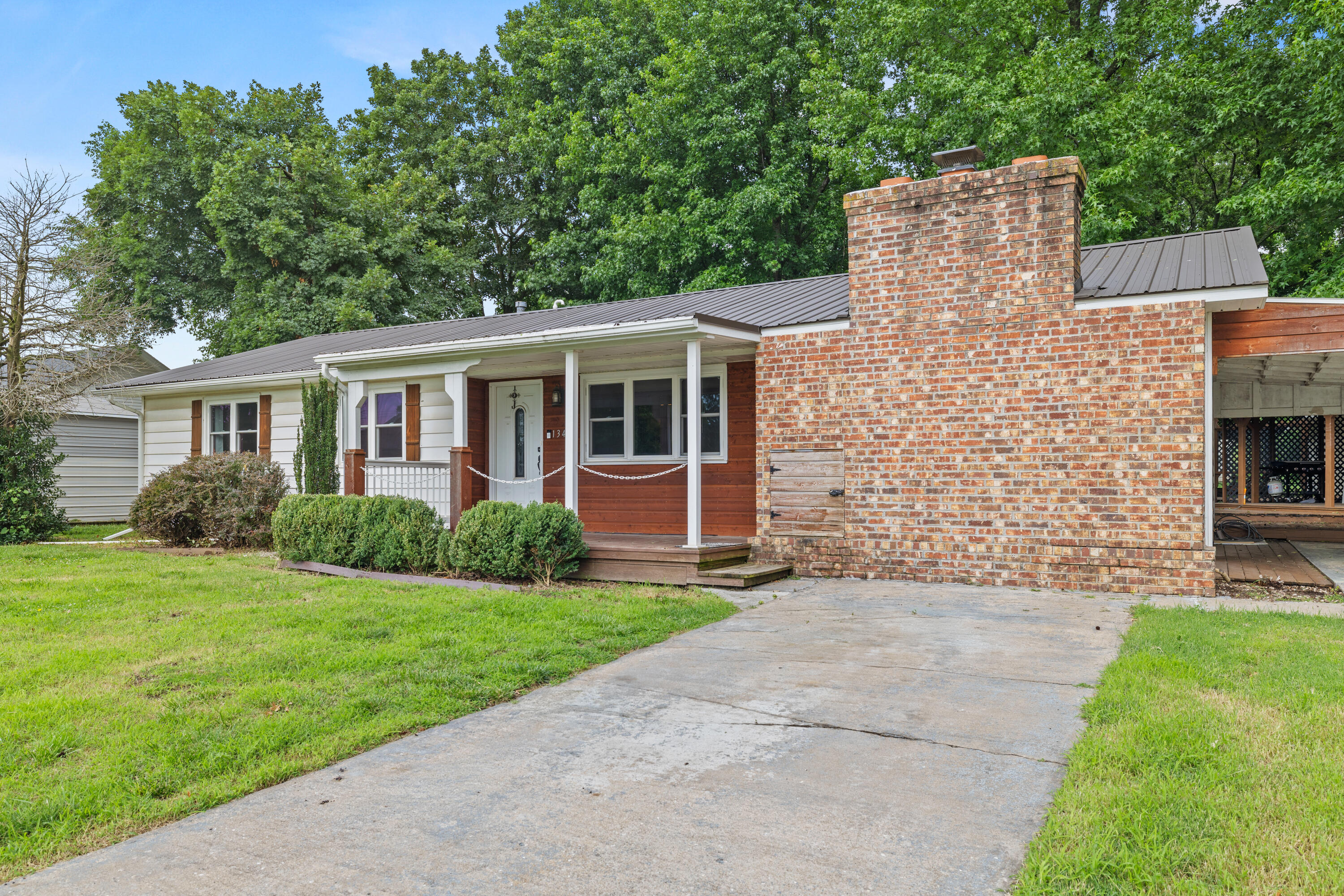 Photo 3 - Residential for sale – 1343  Woodlawn Avenue  Mt Vernon, MO
