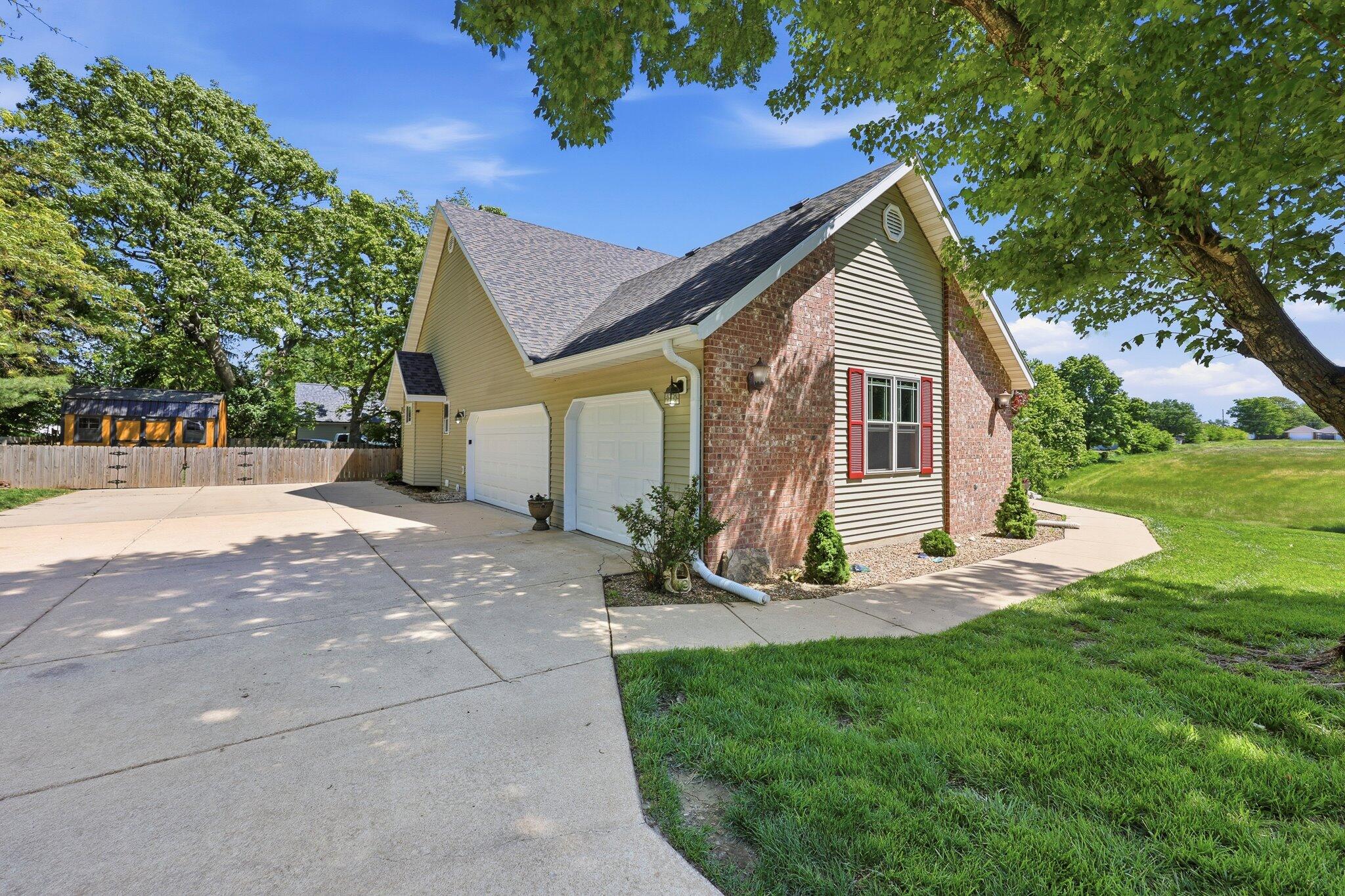 Photo 2 - Residential for sale – 1109  Glen Oaks Drive  Nixa, MO