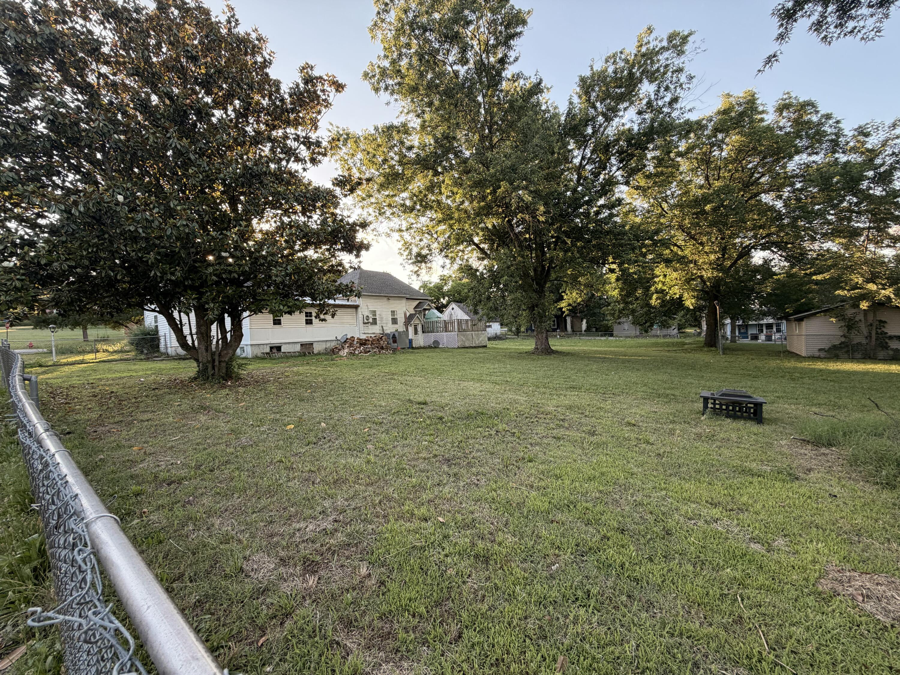 Photo 3 - Residential for sale – 207  Broadway Street  Alton, MO