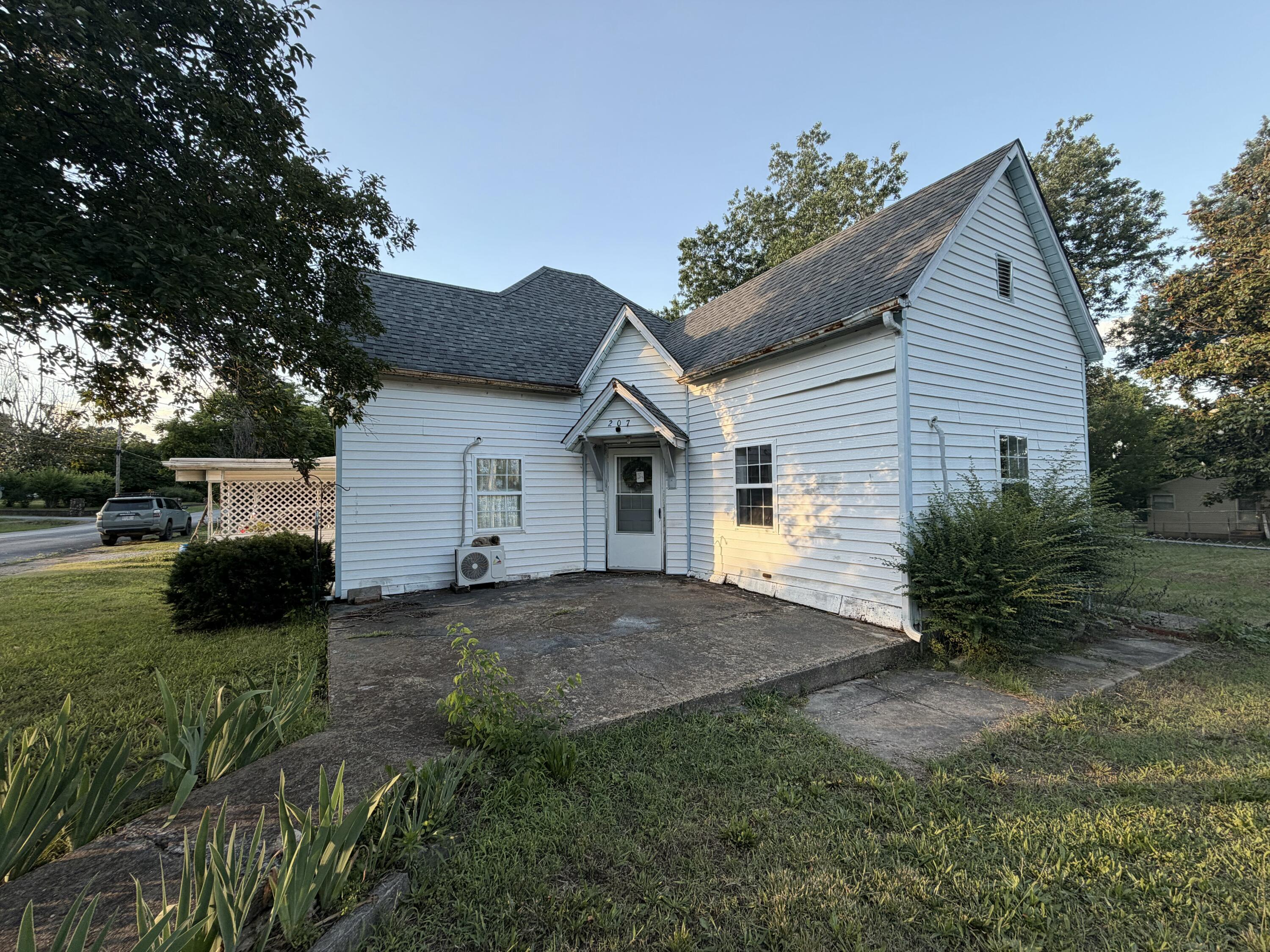 Photo 2 - Residential for sale – 207  Broadway Street  Alton, MO