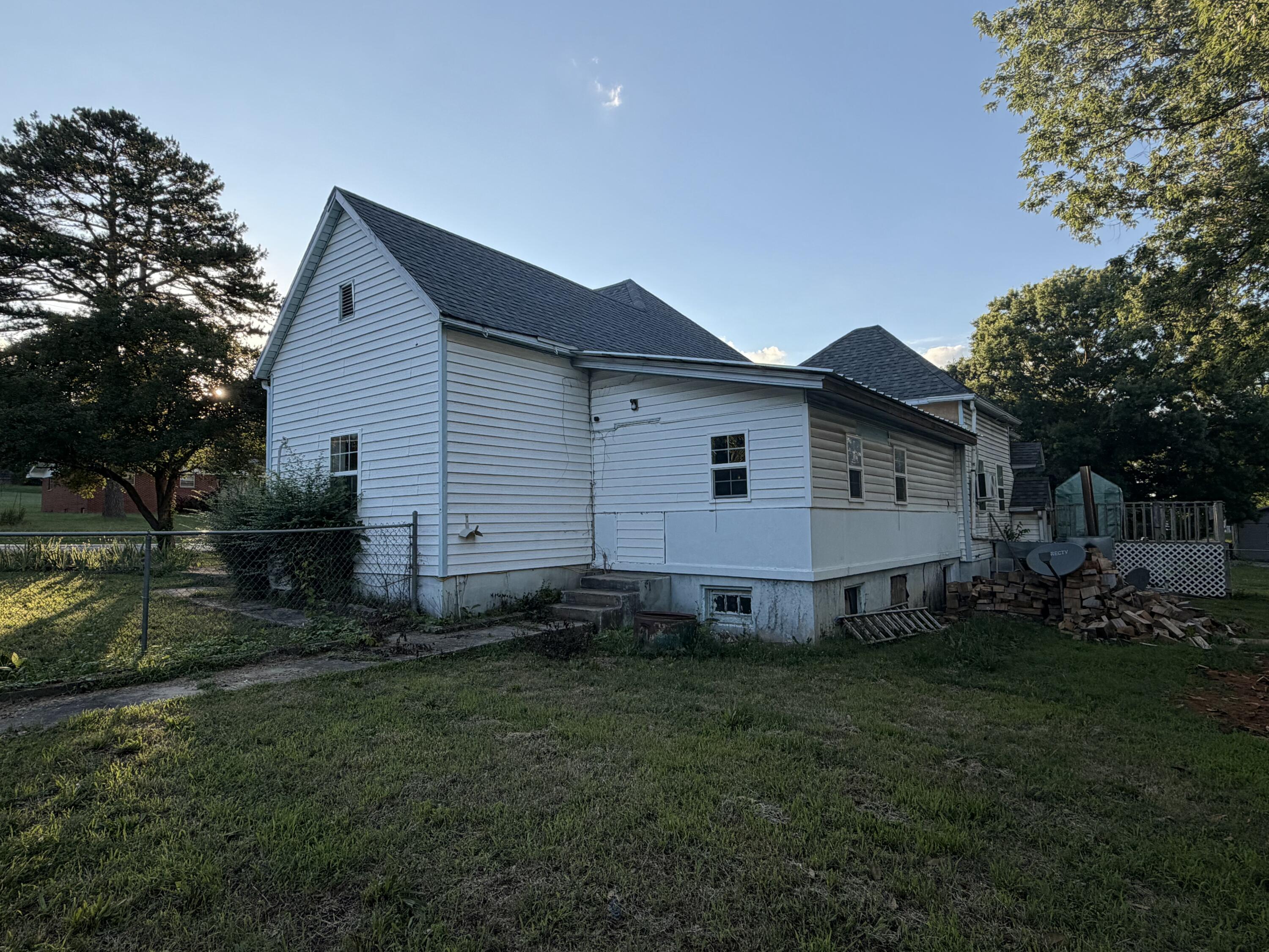 Photo 4 - Residential for sale – 207  Broadway Street  Alton, MO