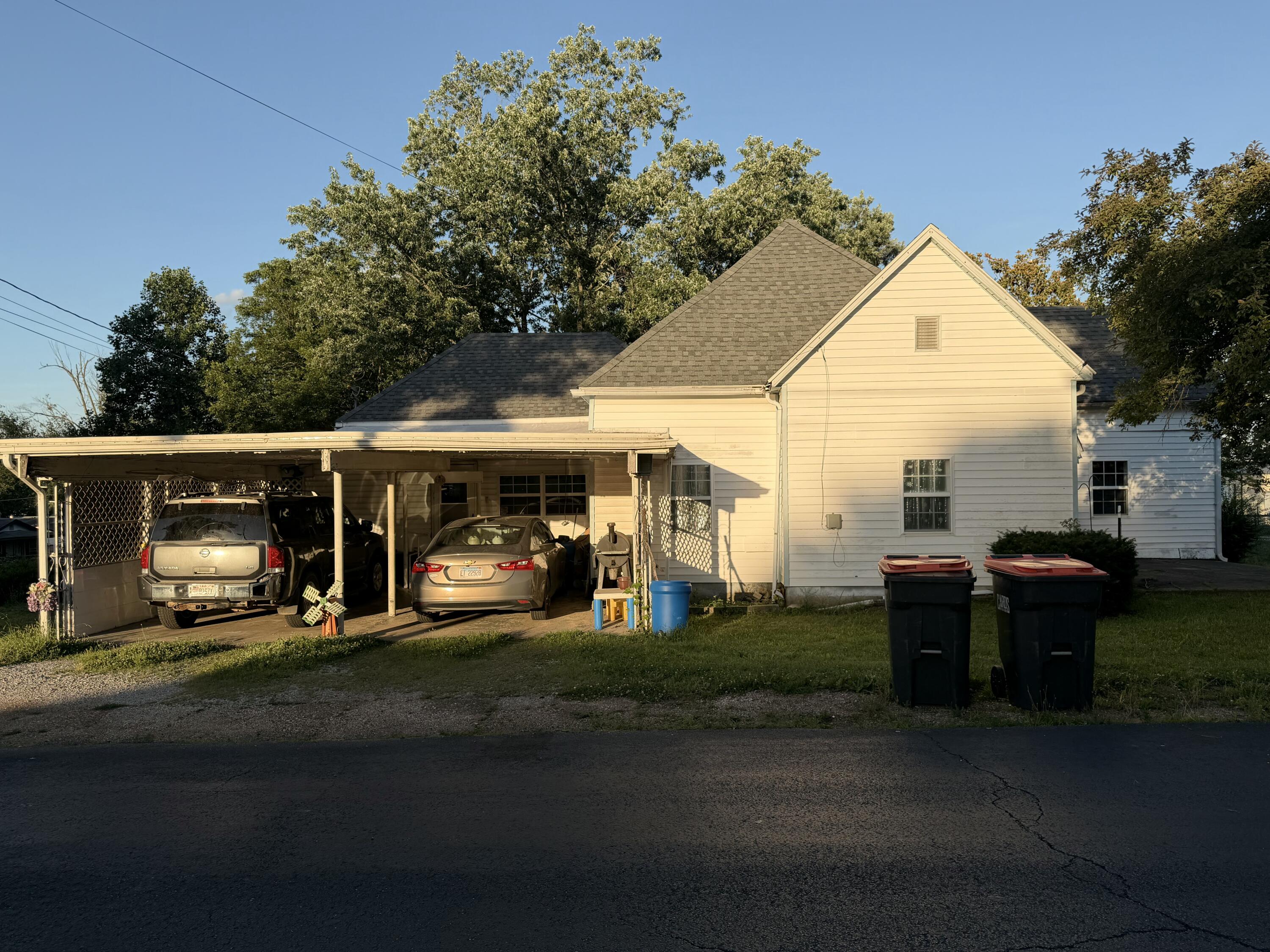 Photo 11 - Residential for sale – 207  Broadway Street  Alton, MO