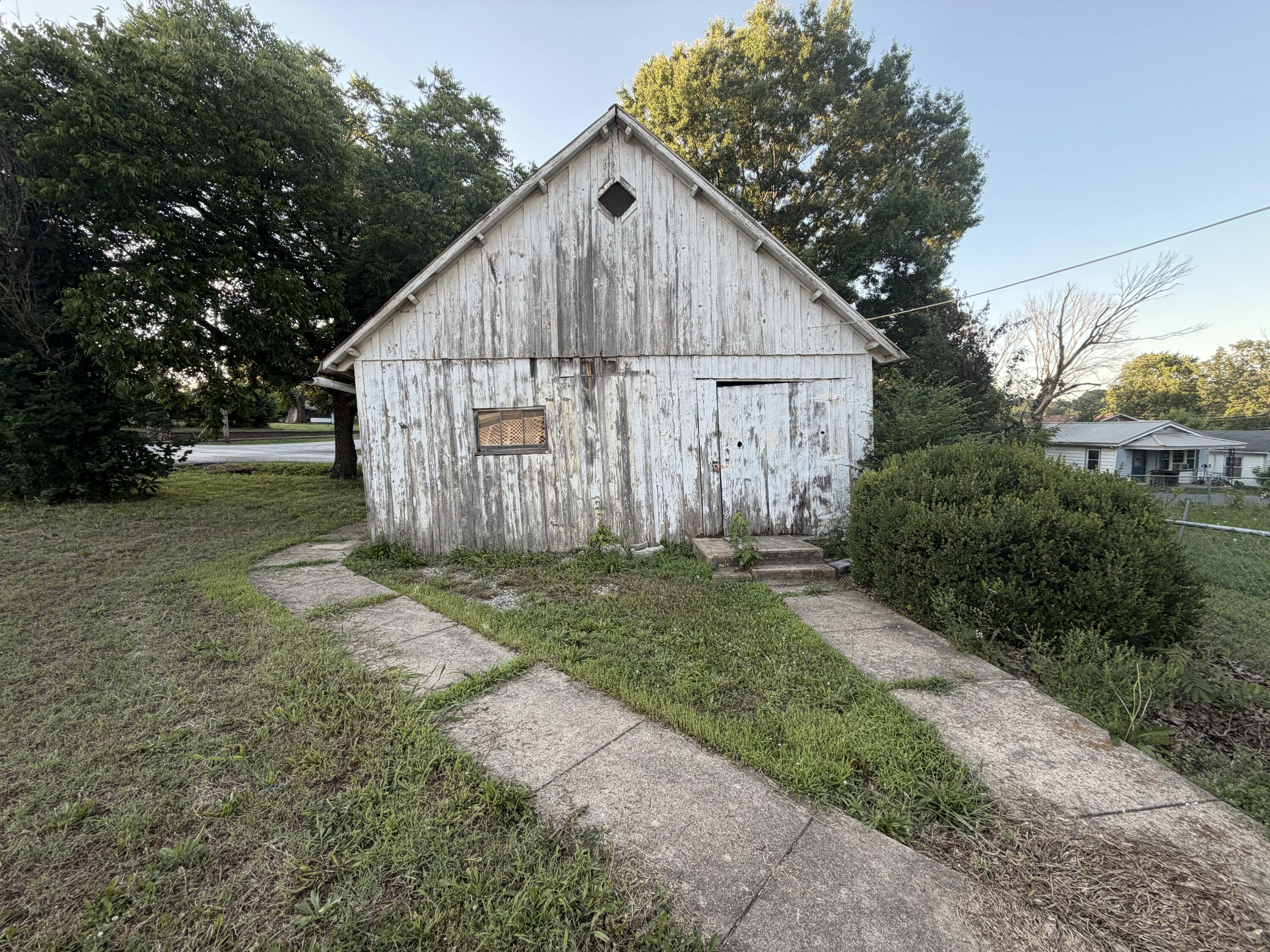 Photo 8 - Residential for sale – 207  Broadway Street  Alton, MO