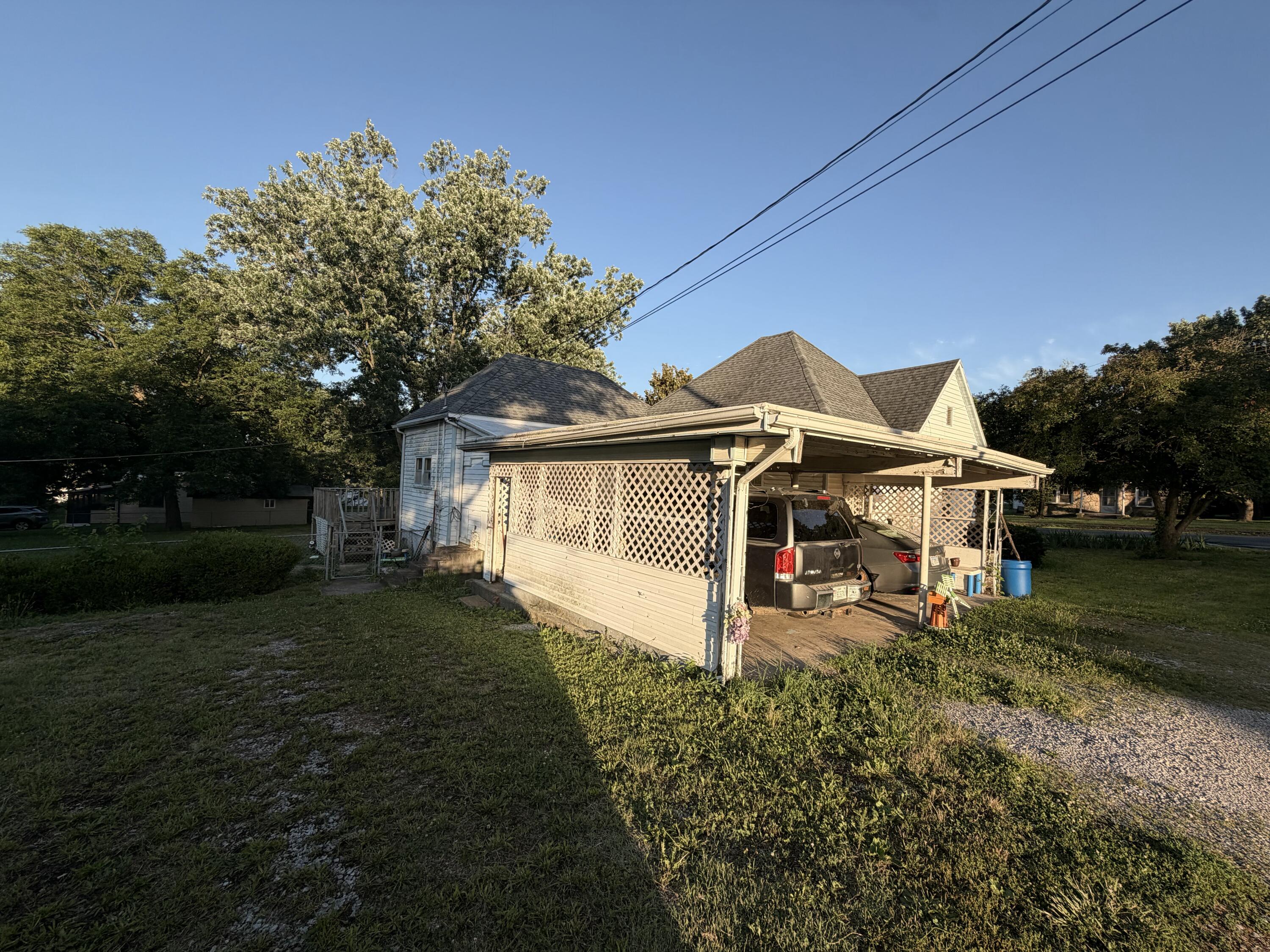 Photo 10 - Residential for sale – 207  Broadway Street  Alton, MO