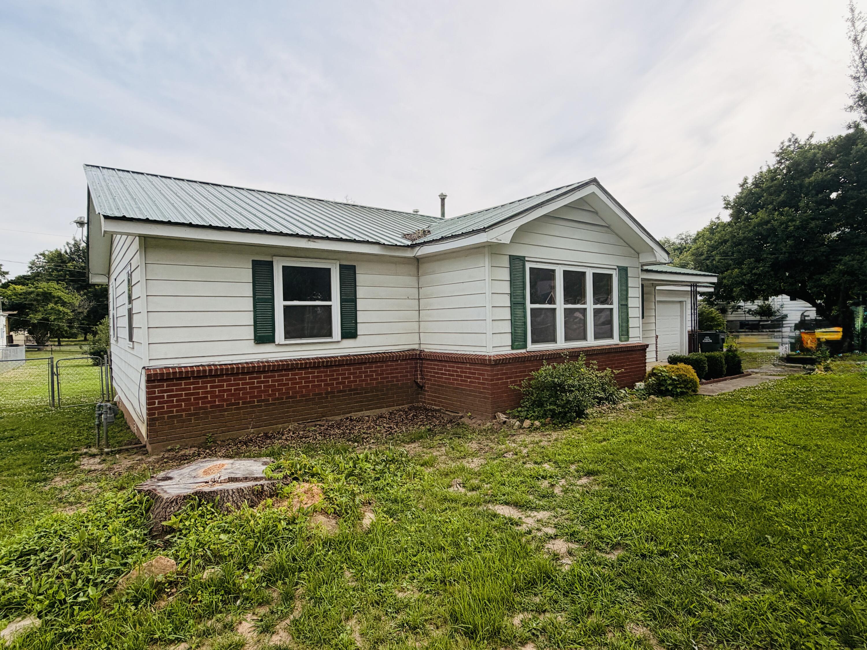 Photo 4 - Residential for sale – 204 W Oak Street  Stockton, MO