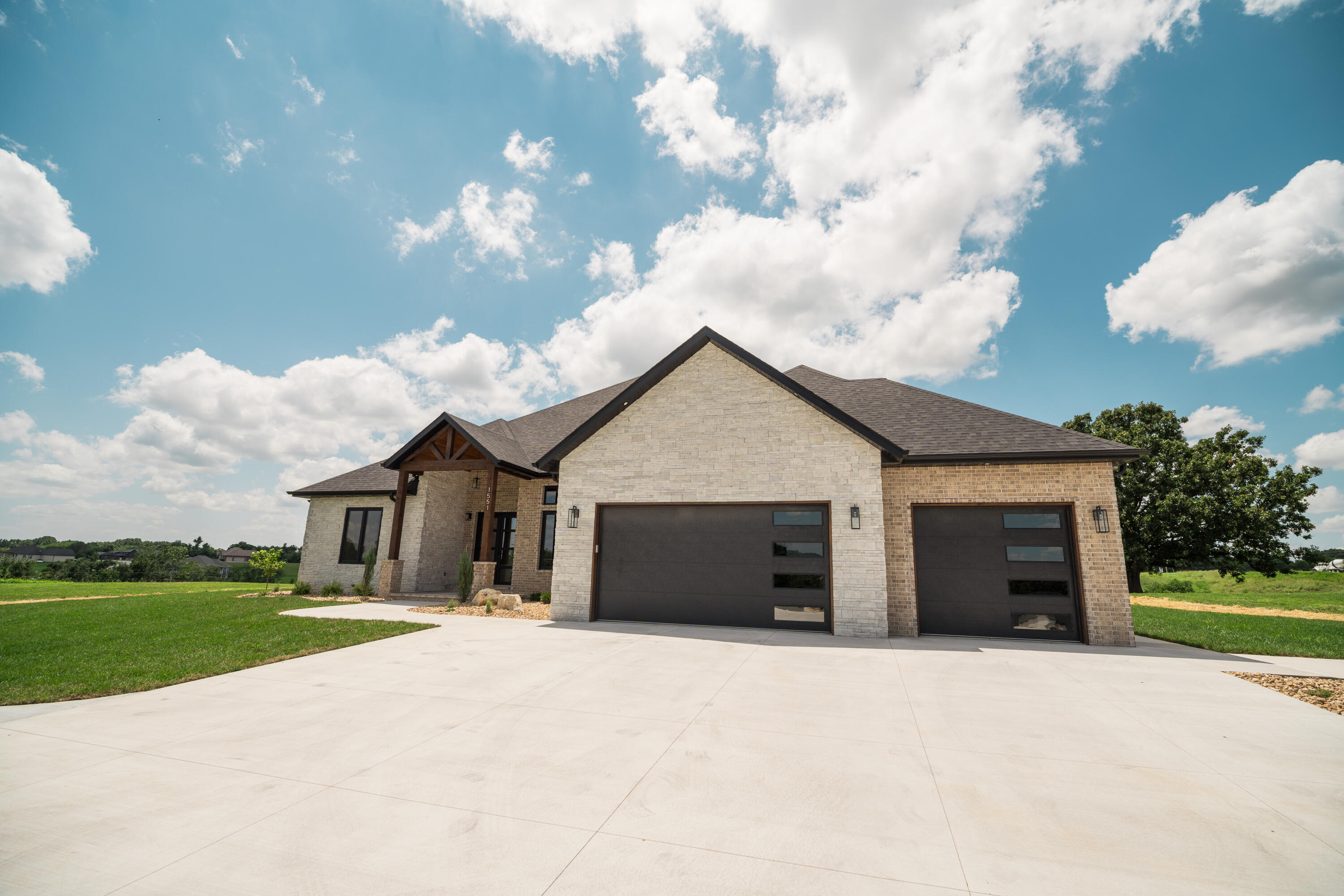 Photo 2 - Residential for sale – 1551 S Millridge Court  Nixa, MO
