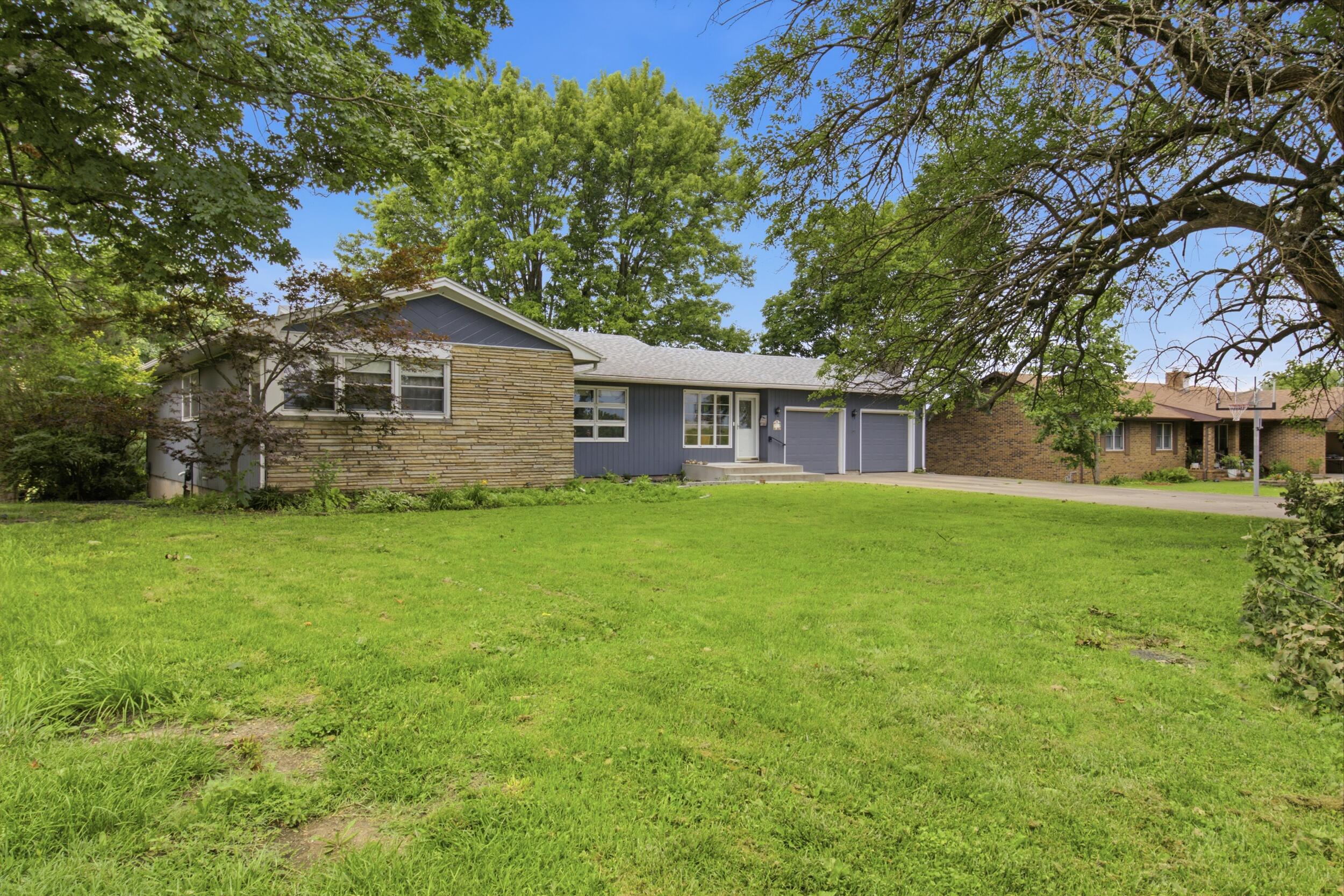Photo 2 - Residential for sale – 912 W Pleasant Street  Aurora, MO