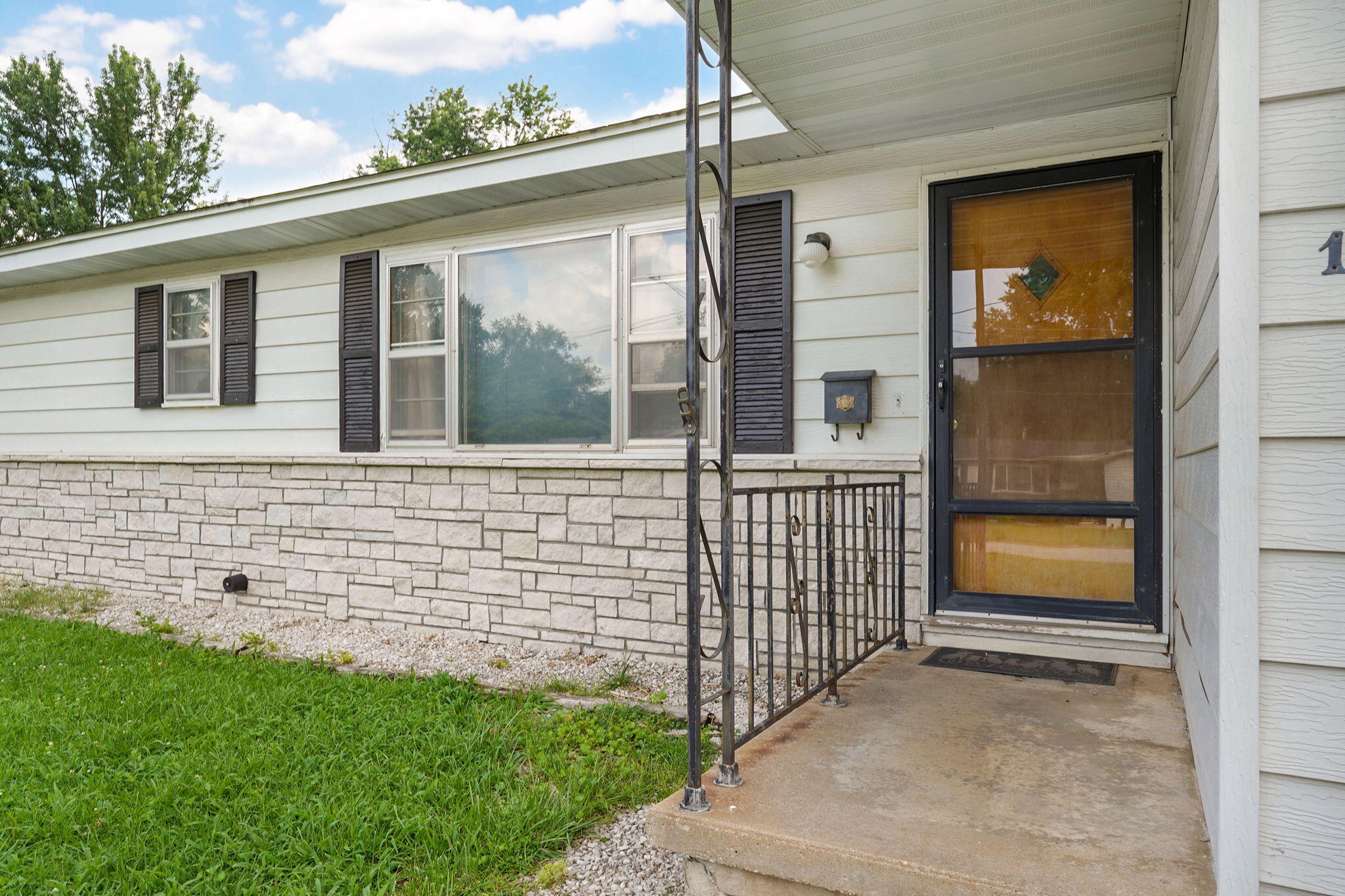 Photo 2 - Residential for sale – 1215 S Airwood Drive  Springfield, MO