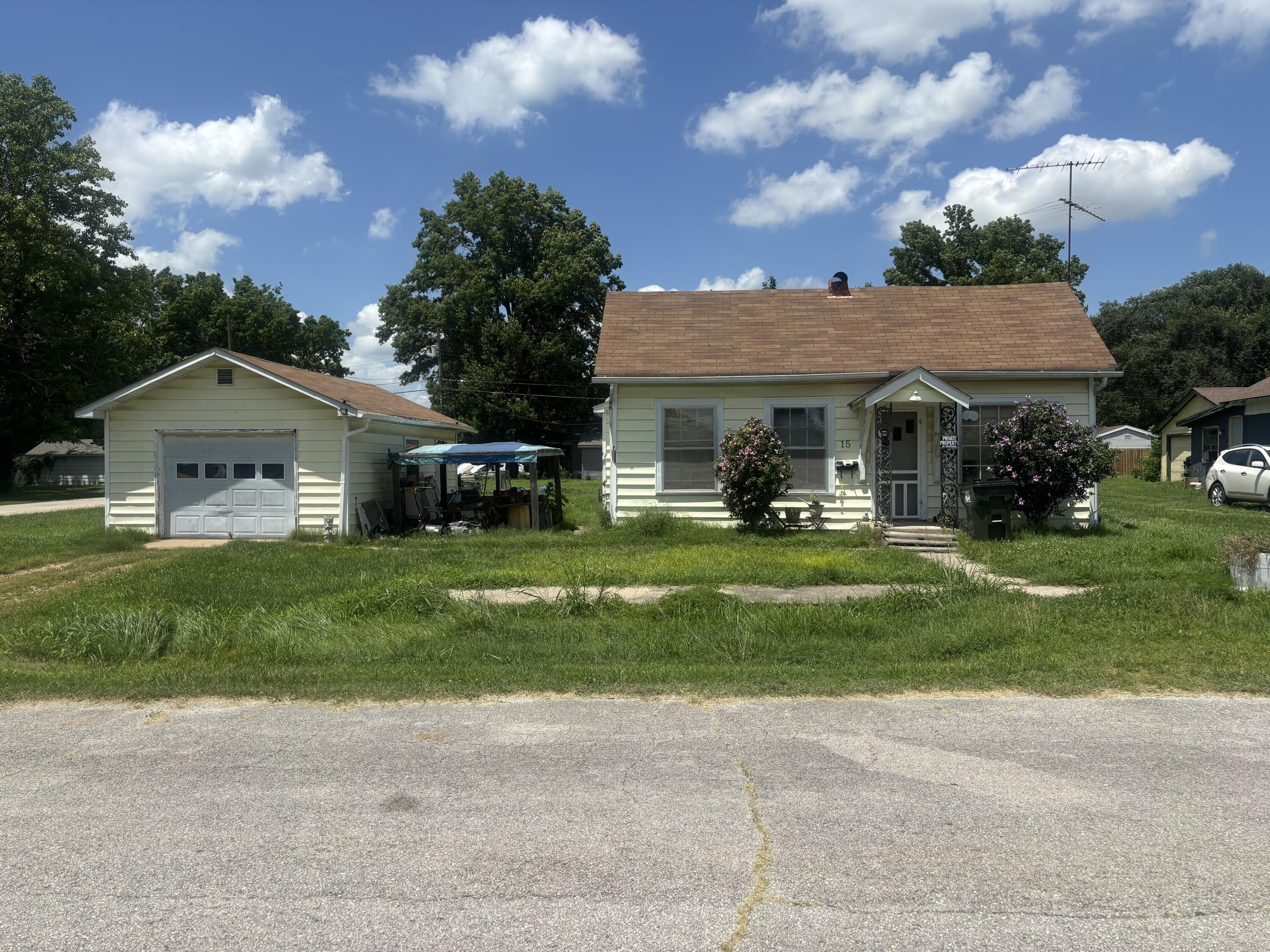 Residential for sale – 15 W Lee Street  Aurora, MO