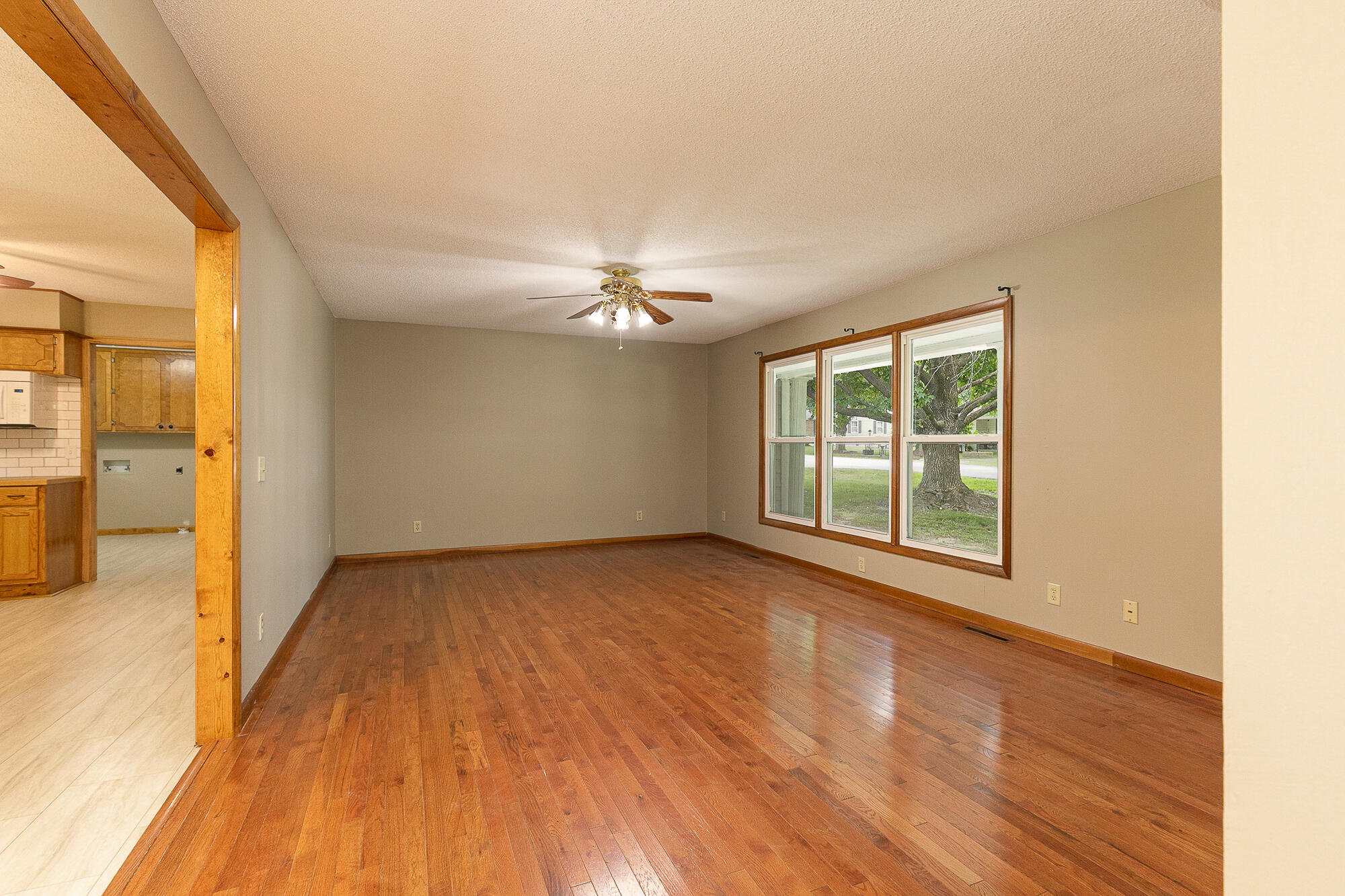 Photo 5 - Residential for sale – 910 E Auburn Street  Bolivar, MO