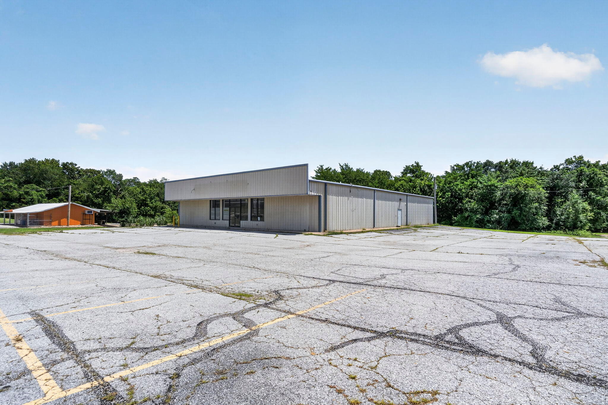 Photo 4 - Commercial Sale for sale – 520 N Cliffside Drive  Noel, MO