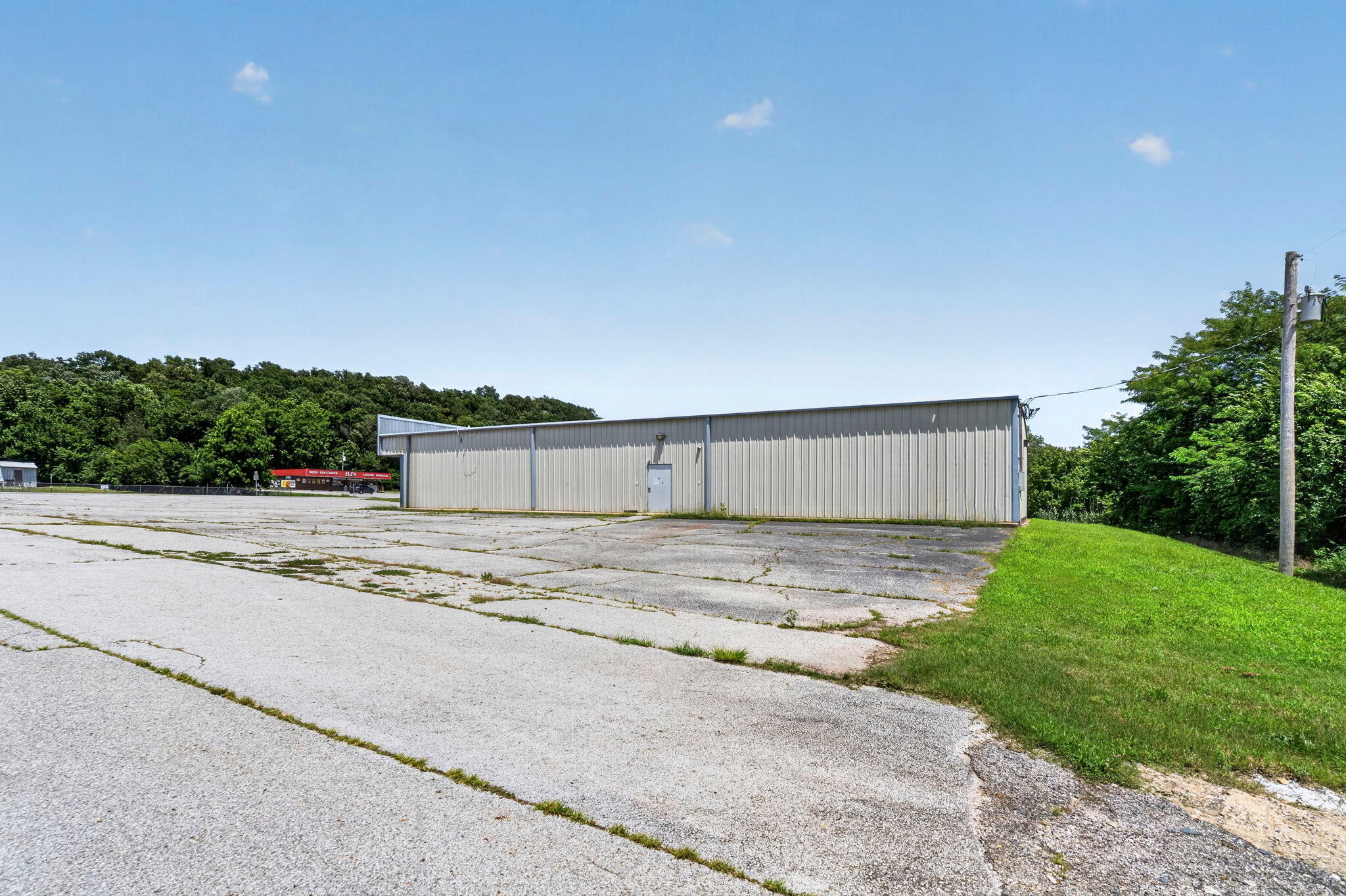 Photo 3 - Commercial Sale for sale – 520 N Cliffside Drive  Noel, MO