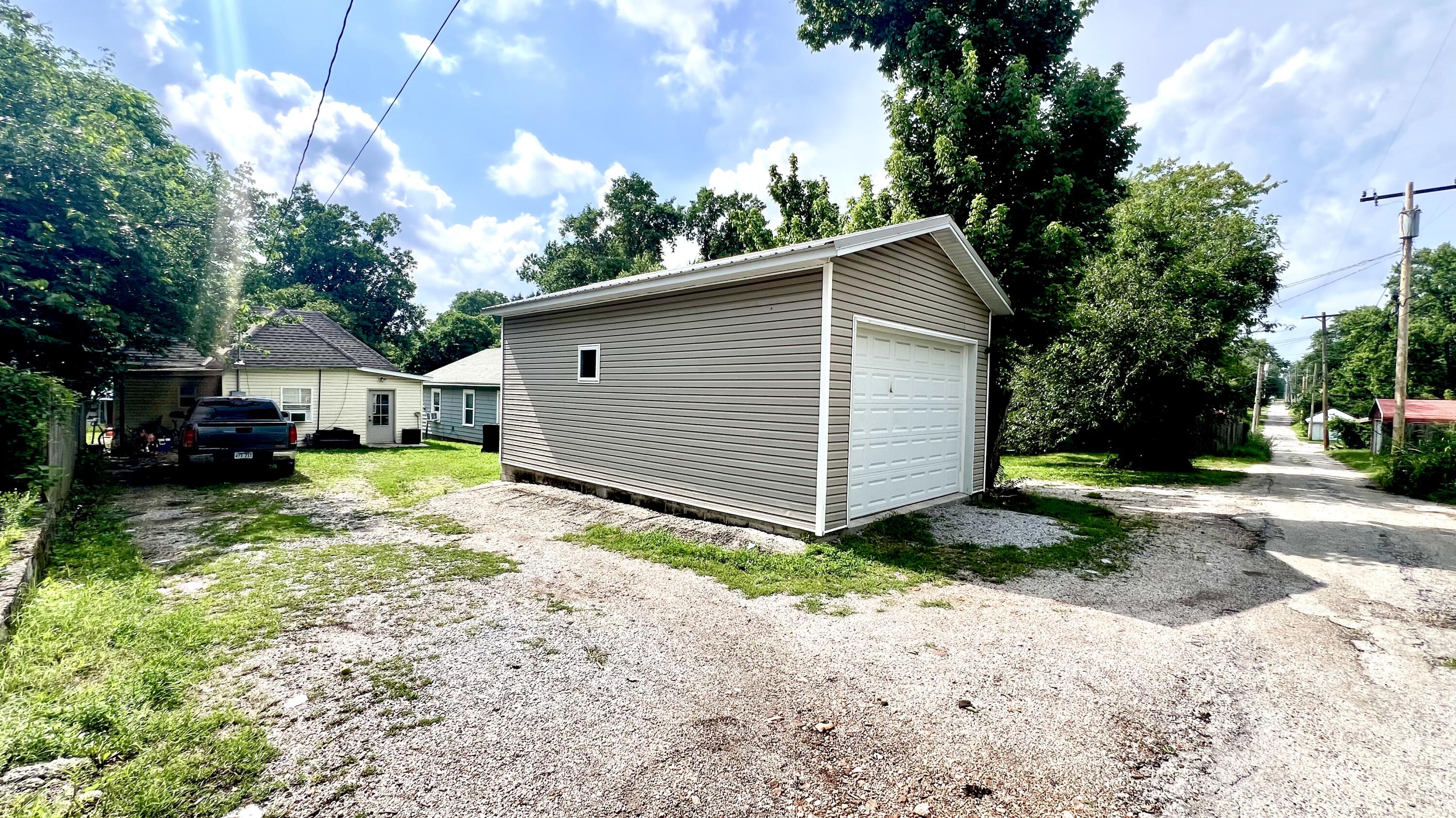 Photo 4 - Residential for sale – 711  4th Street  Monett, MO