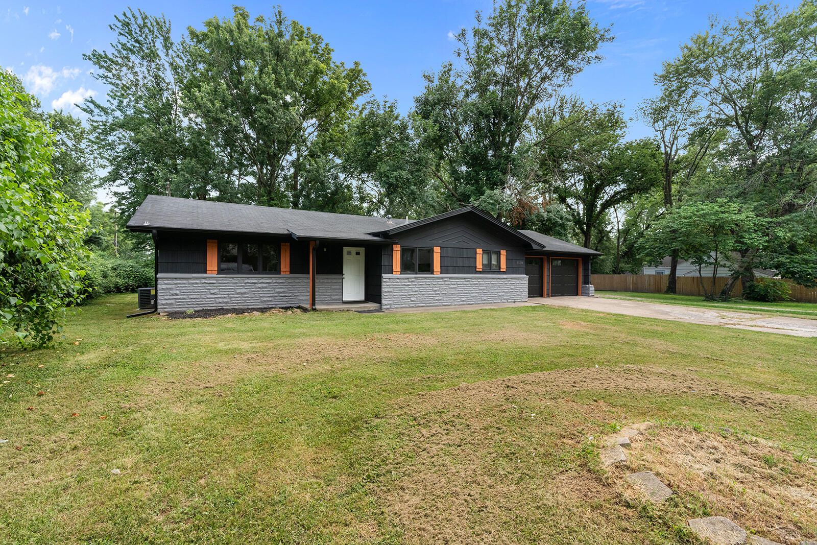 Photo 3 - Residential for sale – 1538 E Lindberg Street  Springfield, MO