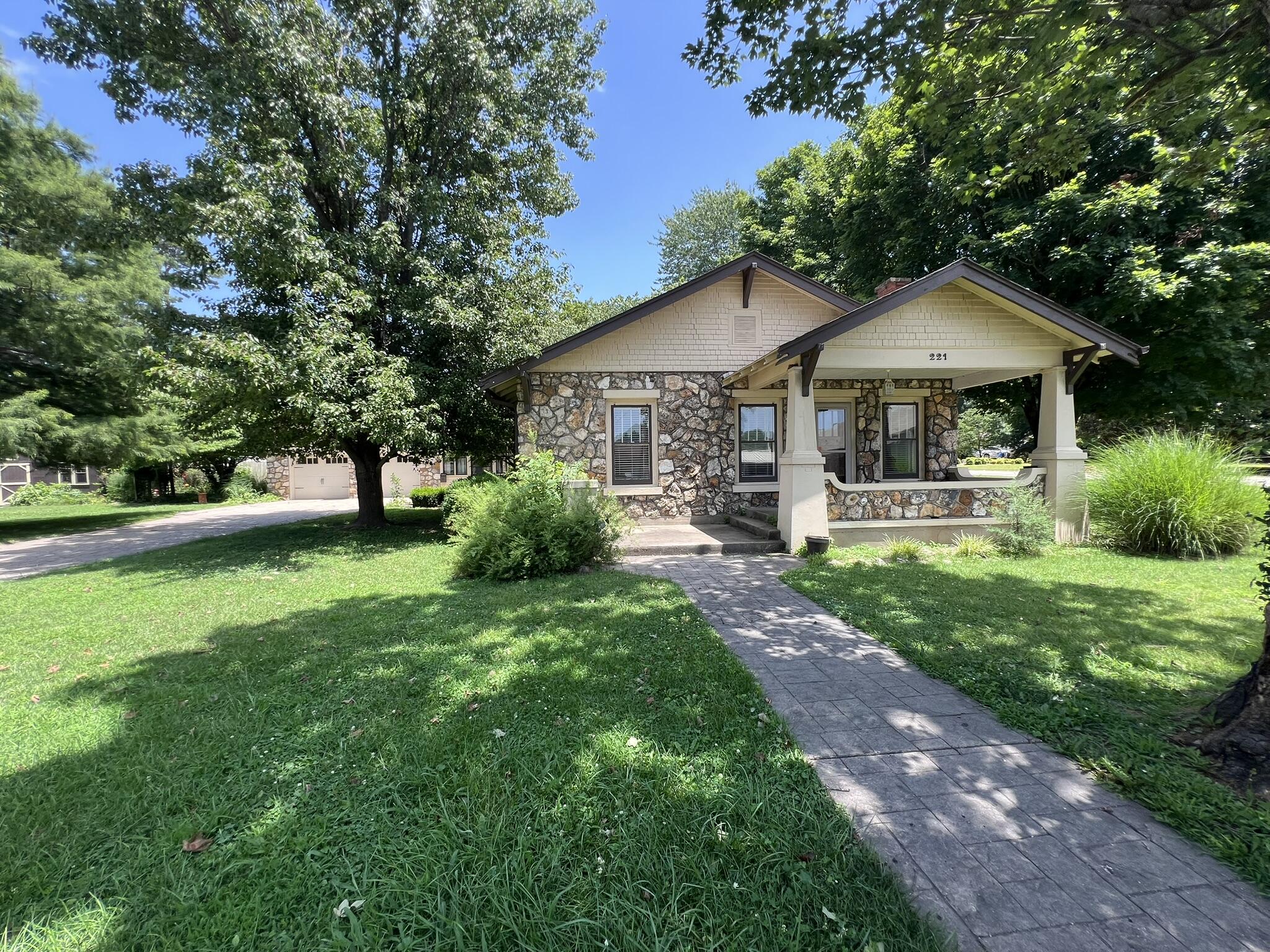 Photo 7 - Residential for sale – 221  Monroe Street  Thayer, MO