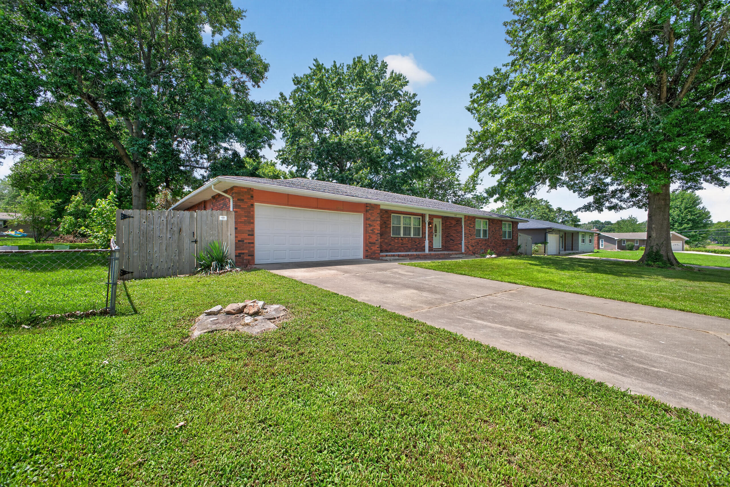 Photo 2 - Residential for sale – 1404 E Lindon Street  Bolivar, MO