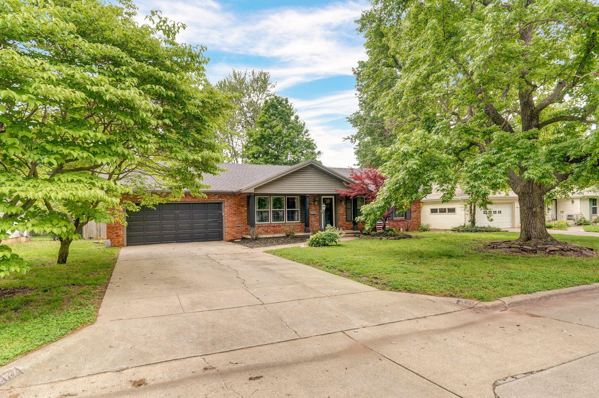 Photo 2 - Residential for sale – 2117 E Montclair Street  Springfield, MO