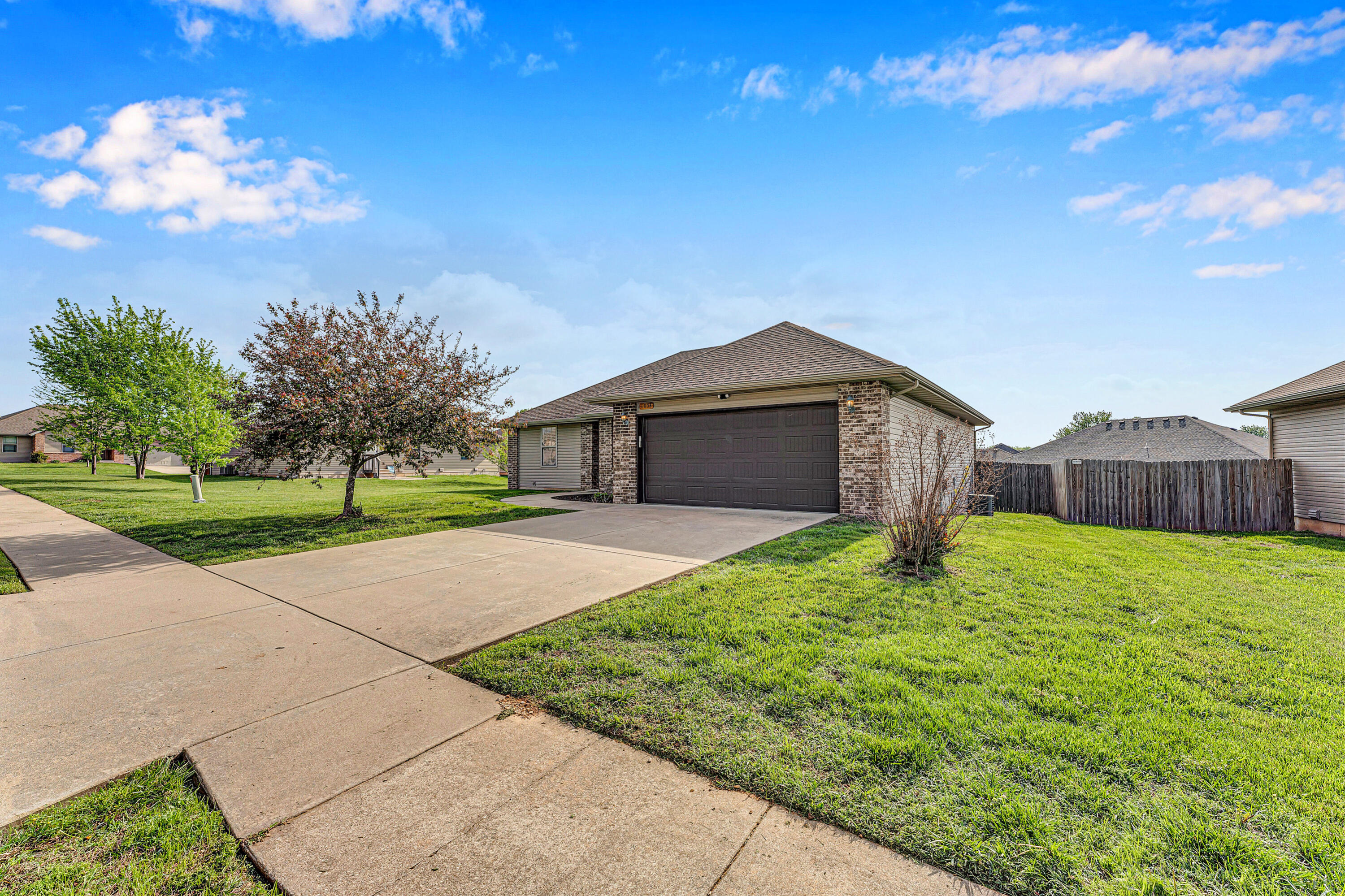 Photo 2 - Residential for sale – 1054 S Tanner Drive  Springfield, MO