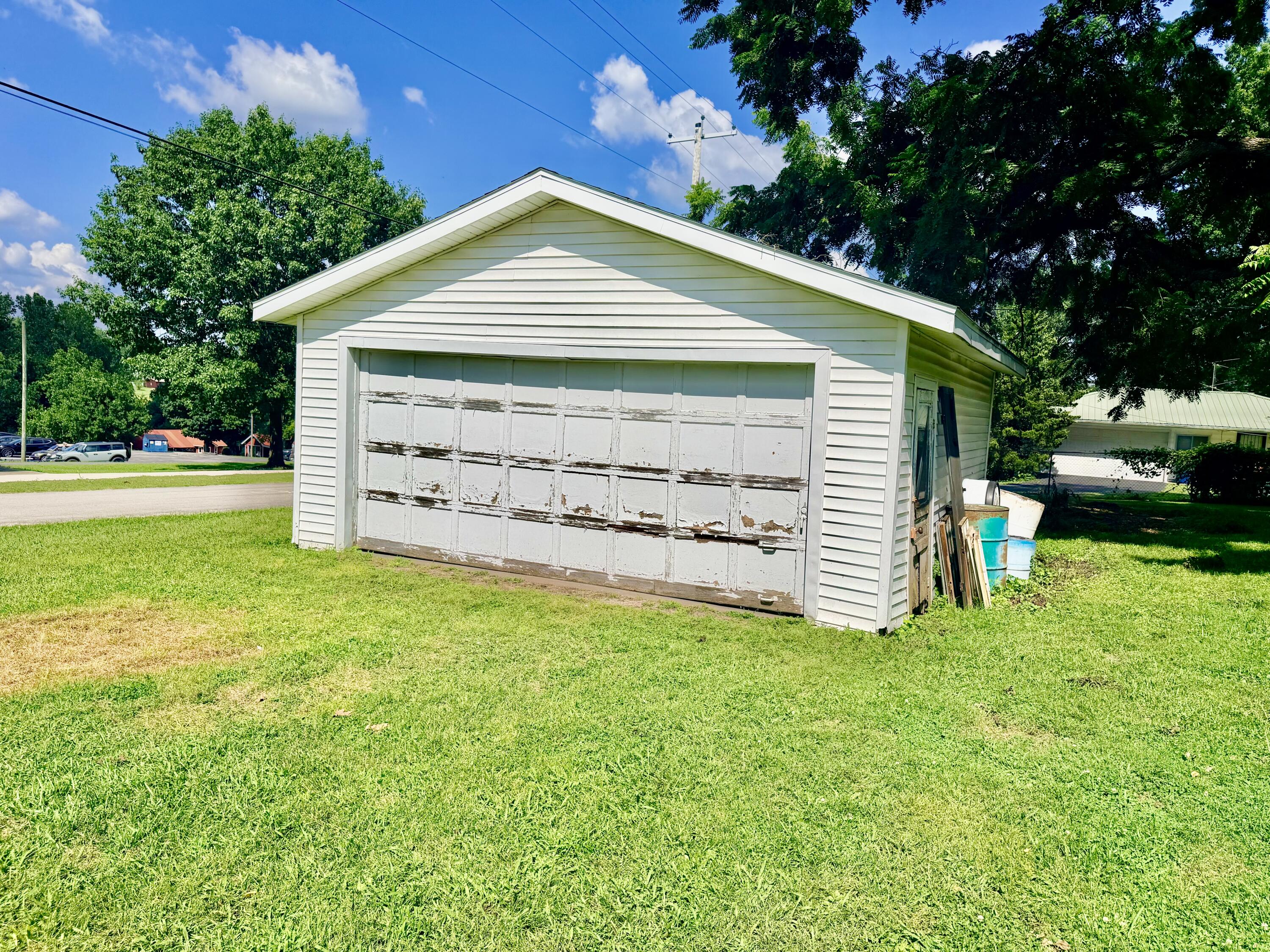Photo 4 - Residential for sale – 502  Campbell Street  Greenfield, MO