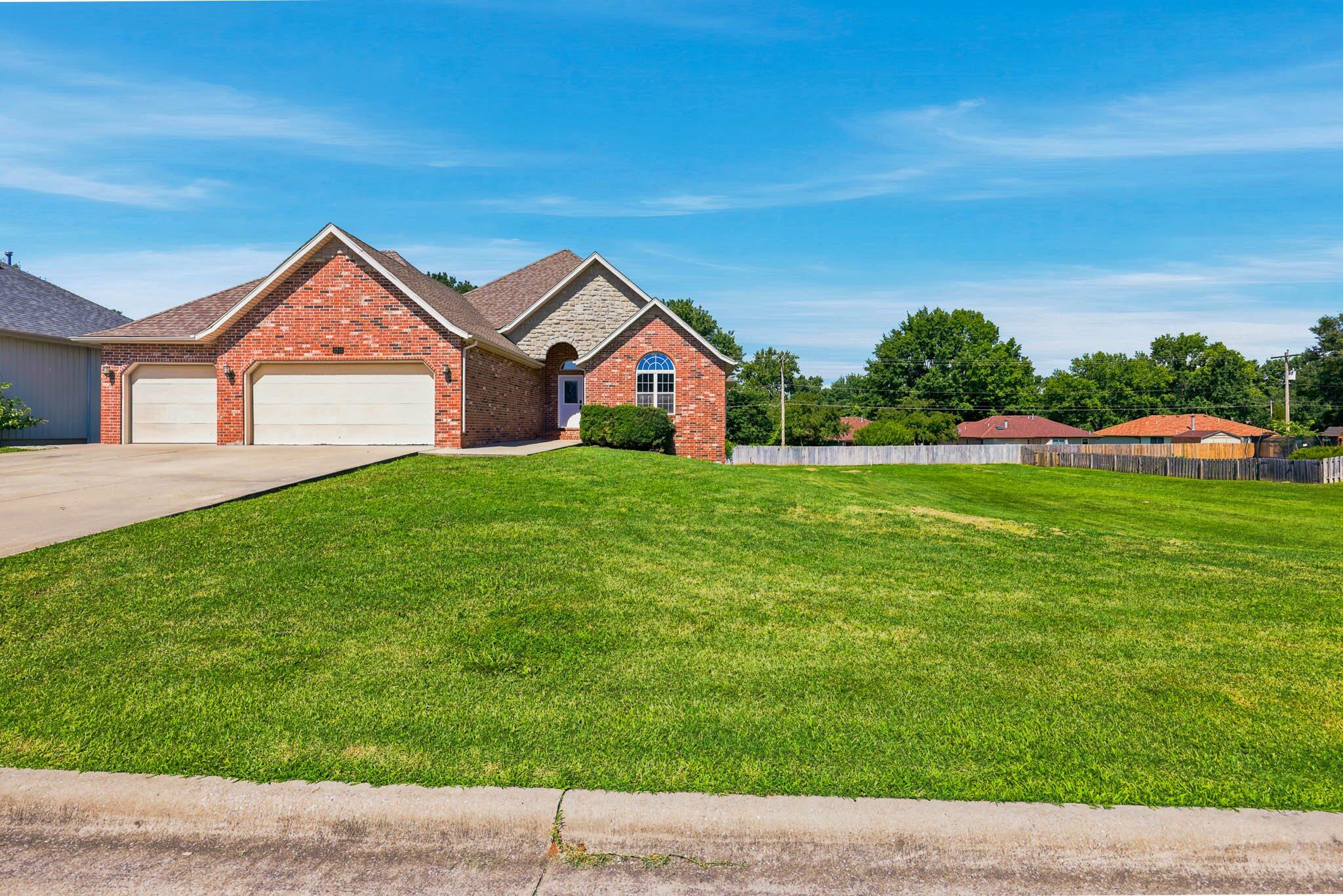 Photo 4 - Residential for sale – 5561 S Pinehurst Avenue  Springfield, MO
