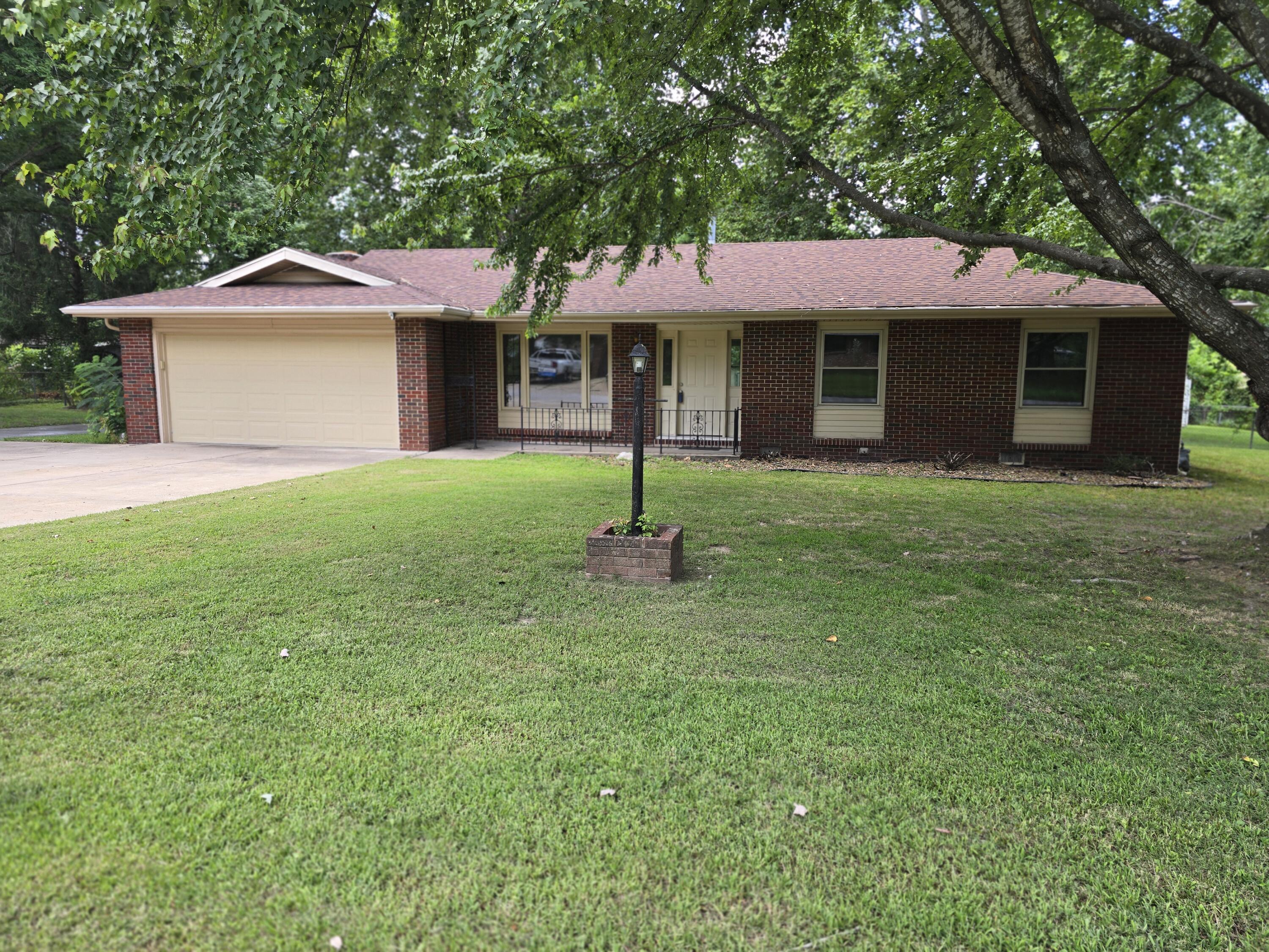 Photo 2 - Residential for sale – 4321 S Ridgecrest Drive  Springfield, MO