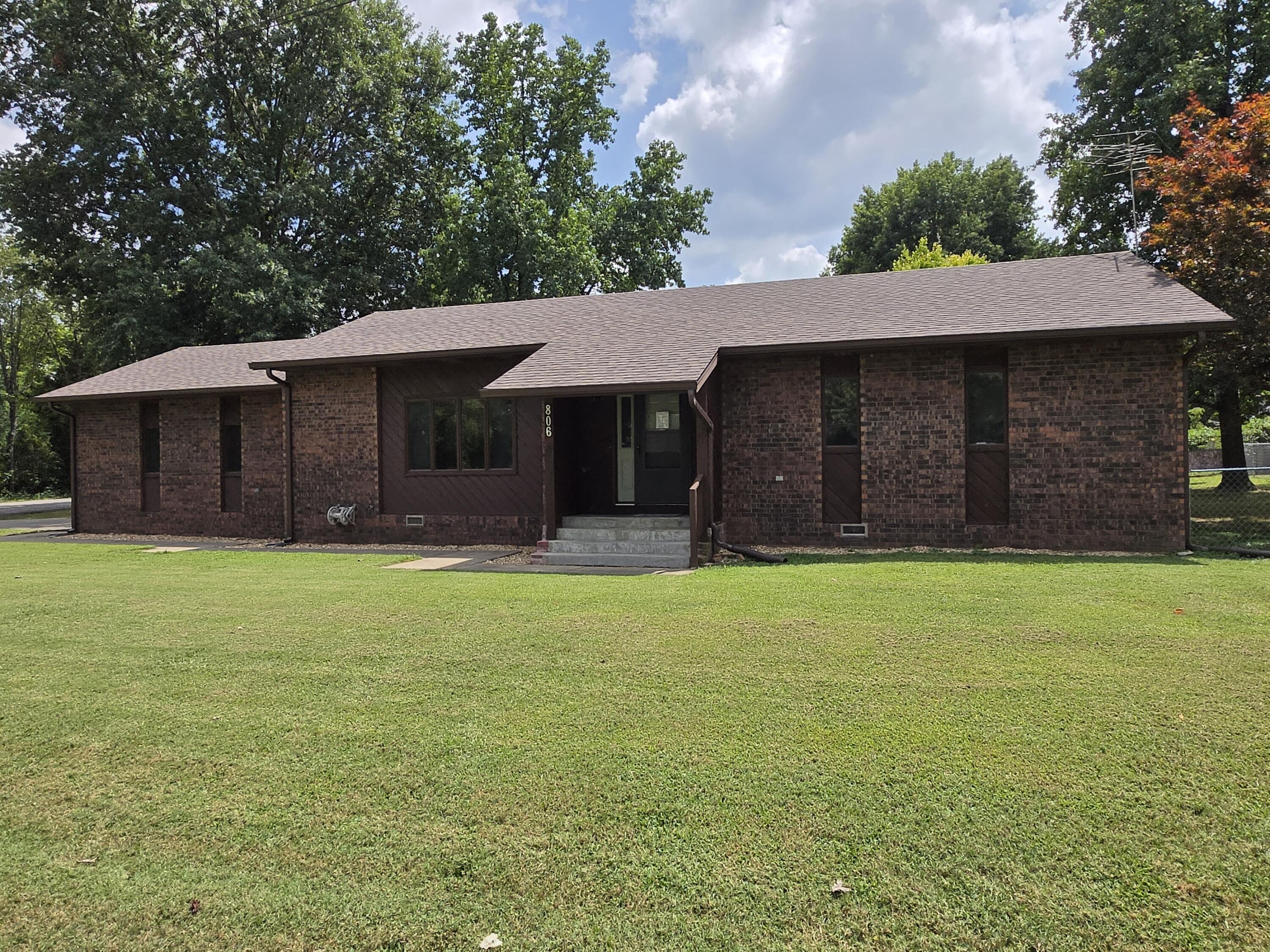 Photo 6 - Residential for sale – 806 E Springfield Street  Aurora, MO