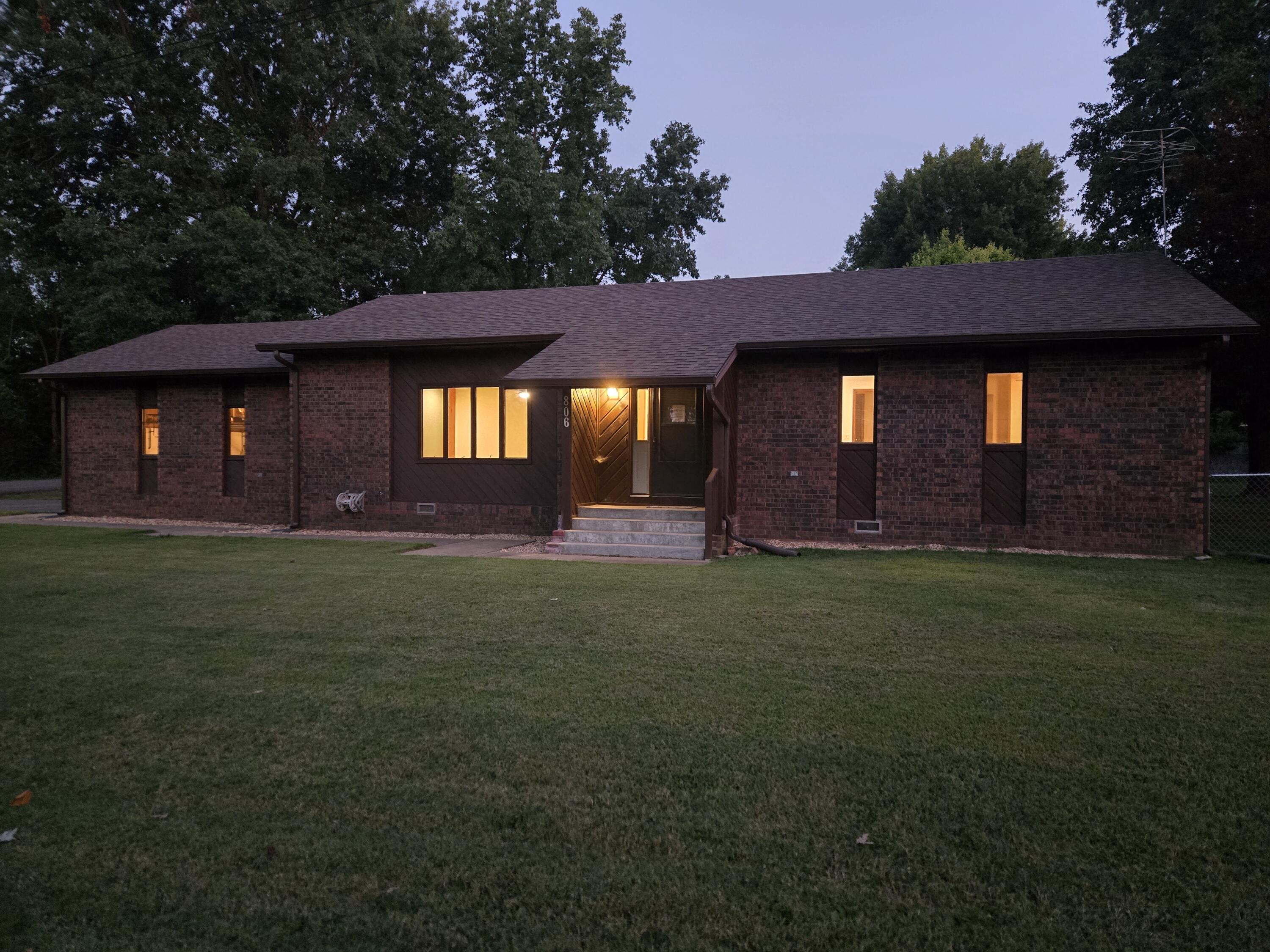 Photo 2 - Residential for sale – 806 E Springfield Street  Aurora, MO