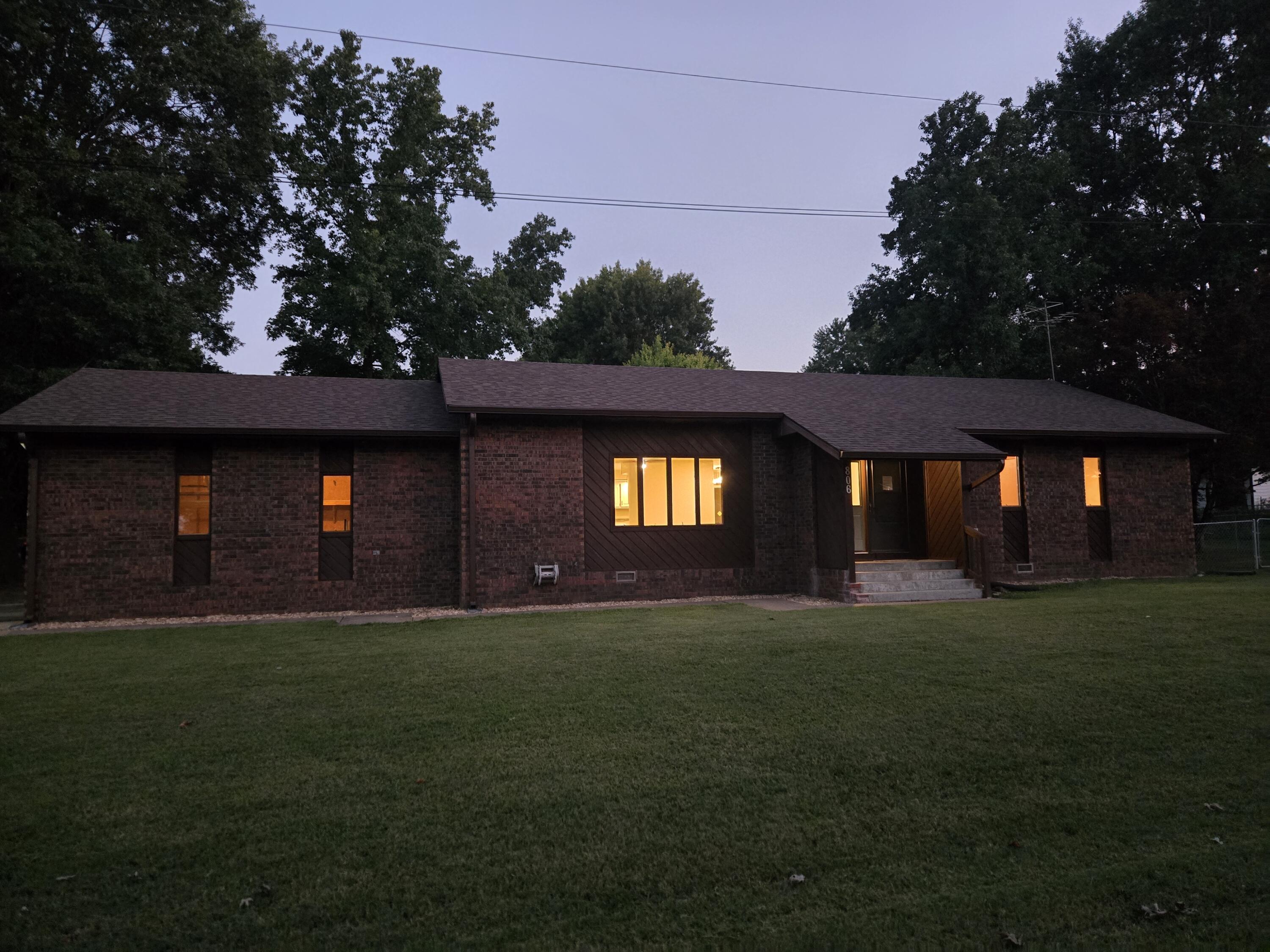 Photo 3 - Residential for sale – 806 E Springfield Street  Aurora, MO