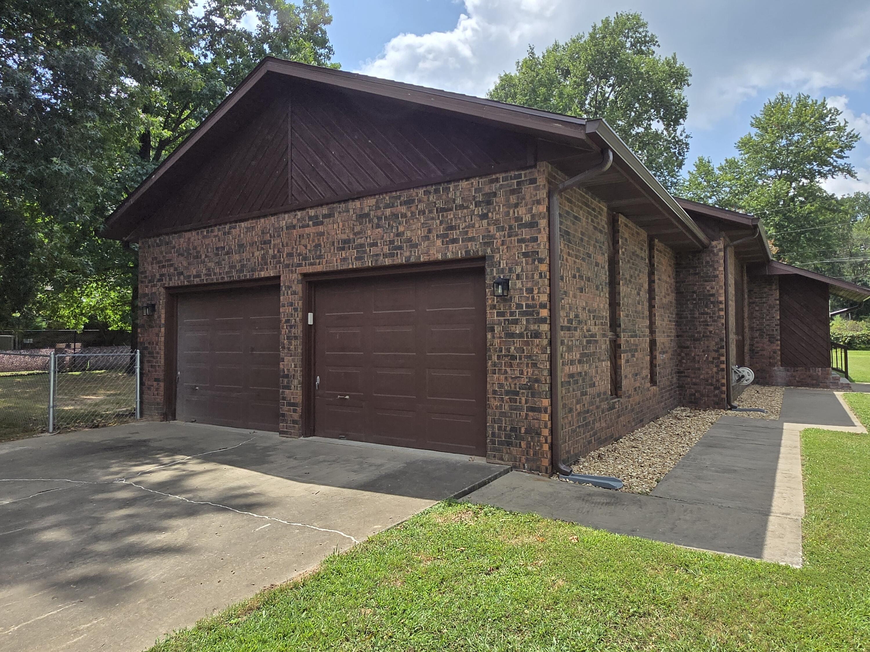 Photo 7 - Residential for sale – 806 E Springfield Street  Aurora, MO