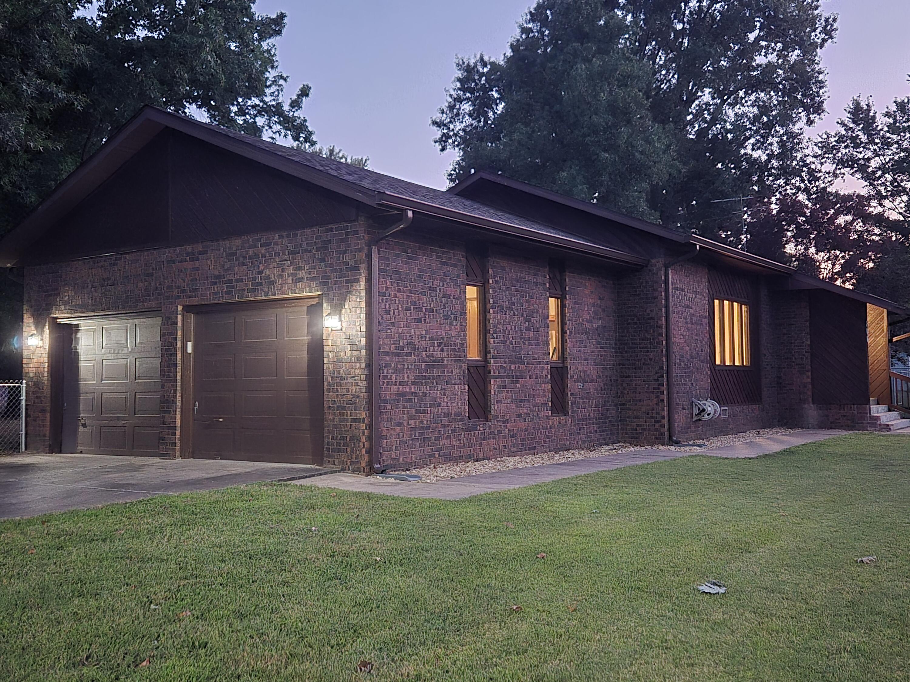 Photo 4 - Residential for sale – 806 E Springfield Street  Aurora, MO