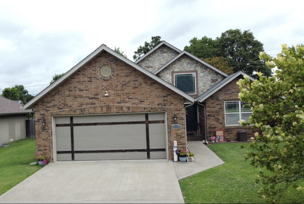 Residential for sale – 409  Brittany Court  Aurora, MO