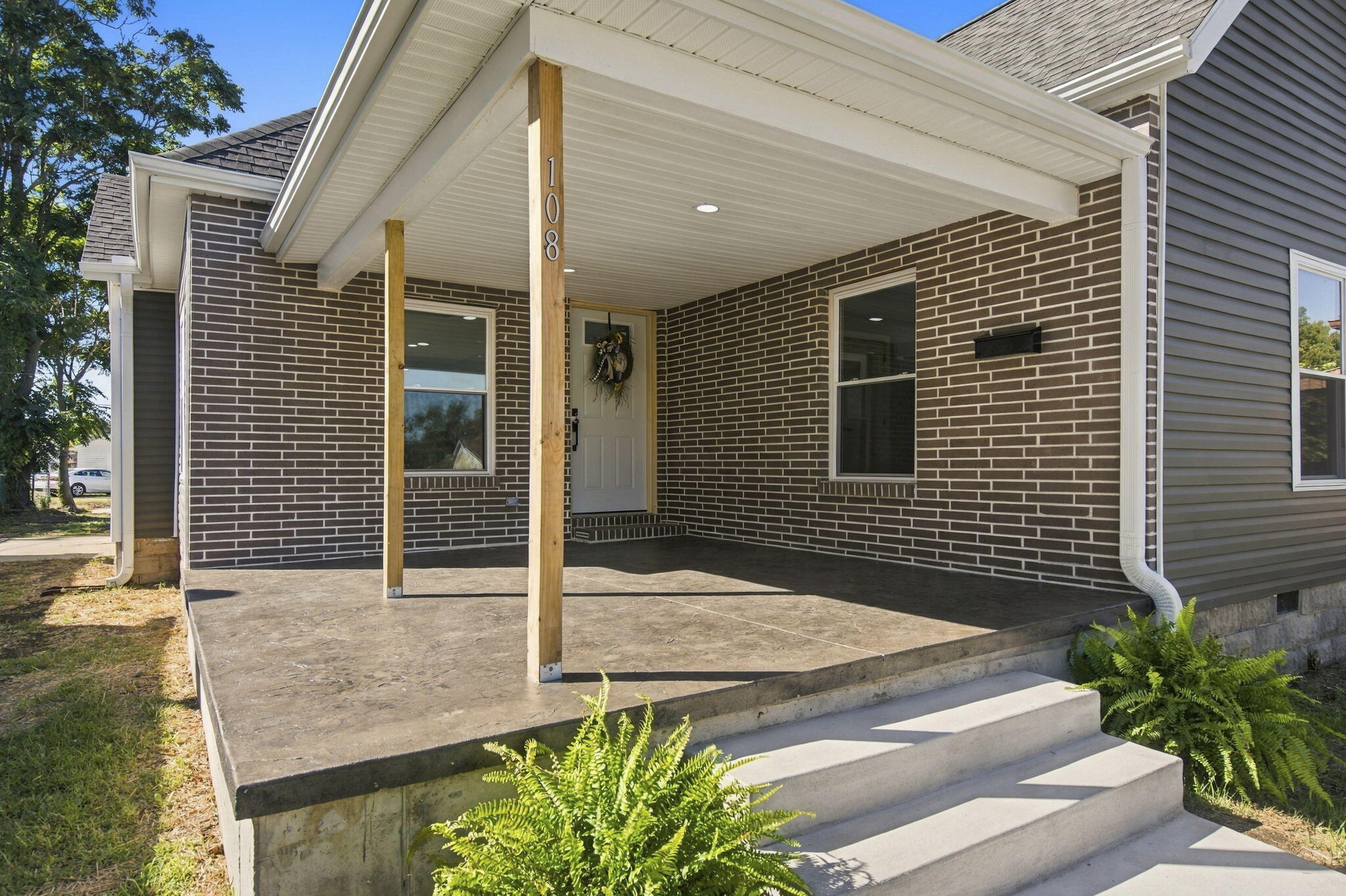 Photo 3 - Residential for sale – 108 W Pleasant Street  Aurora, MO