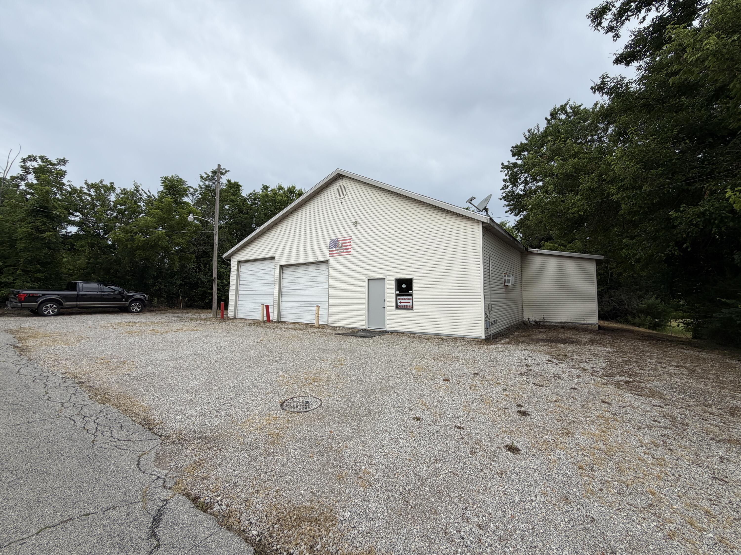Photo 2 - Commercial Lease for sale – 711  Kenoly Street  Lebanon, MO
