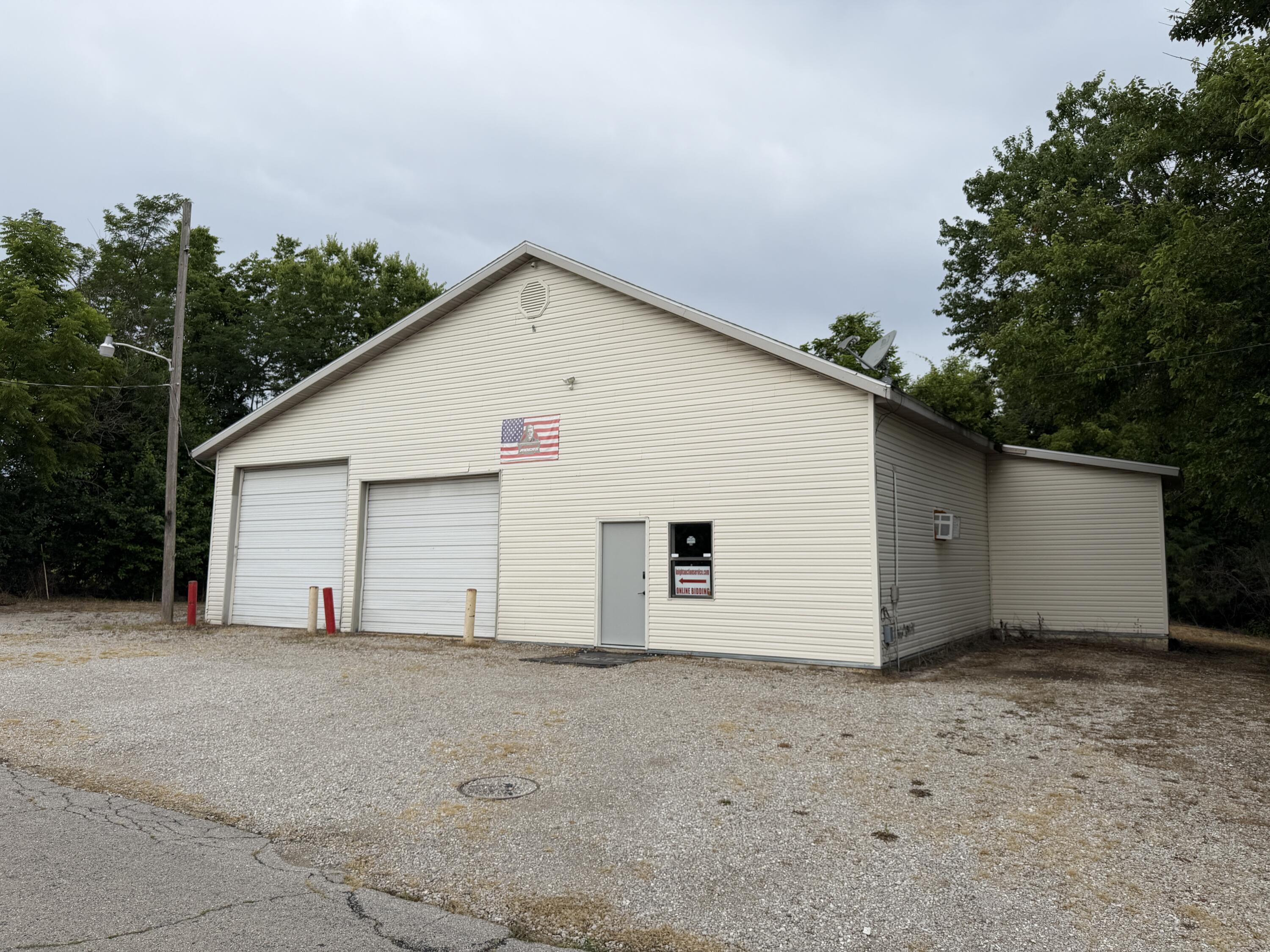 Photo 3 - Commercial Lease for sale – 711  Kenoly Street  Lebanon, MO