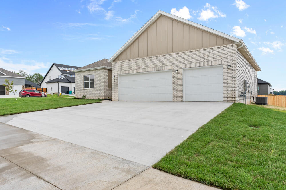 Photo 4 - Residential for sale – 210 E Clayton Lane  Republic, MO