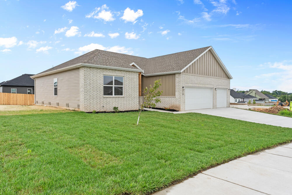 Photo 3 - Residential for sale – 210 E Clayton Lane  Republic, MO