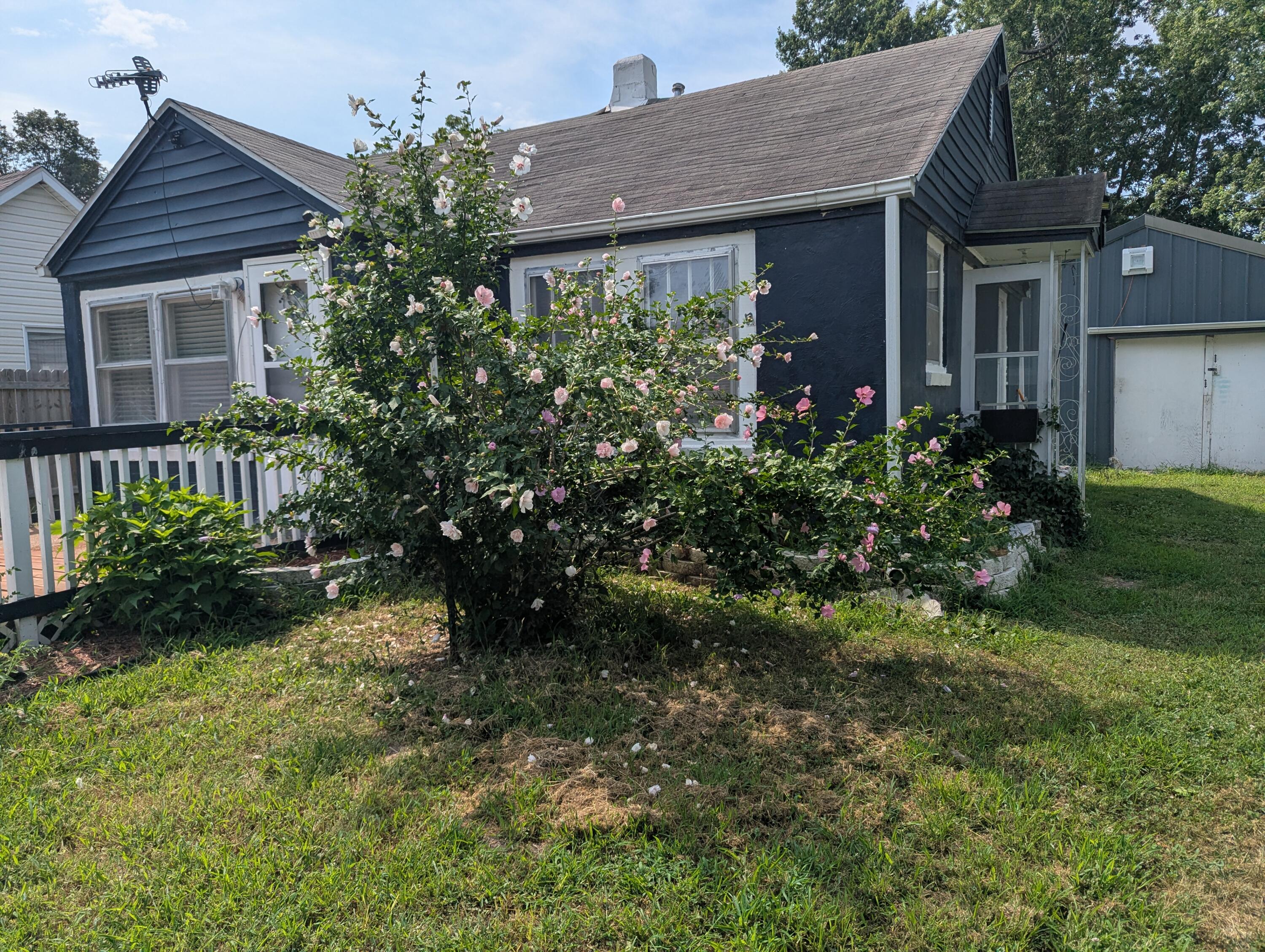 Photo 2 - Residential for sale – 18 W Delta Street  Aurora, MO