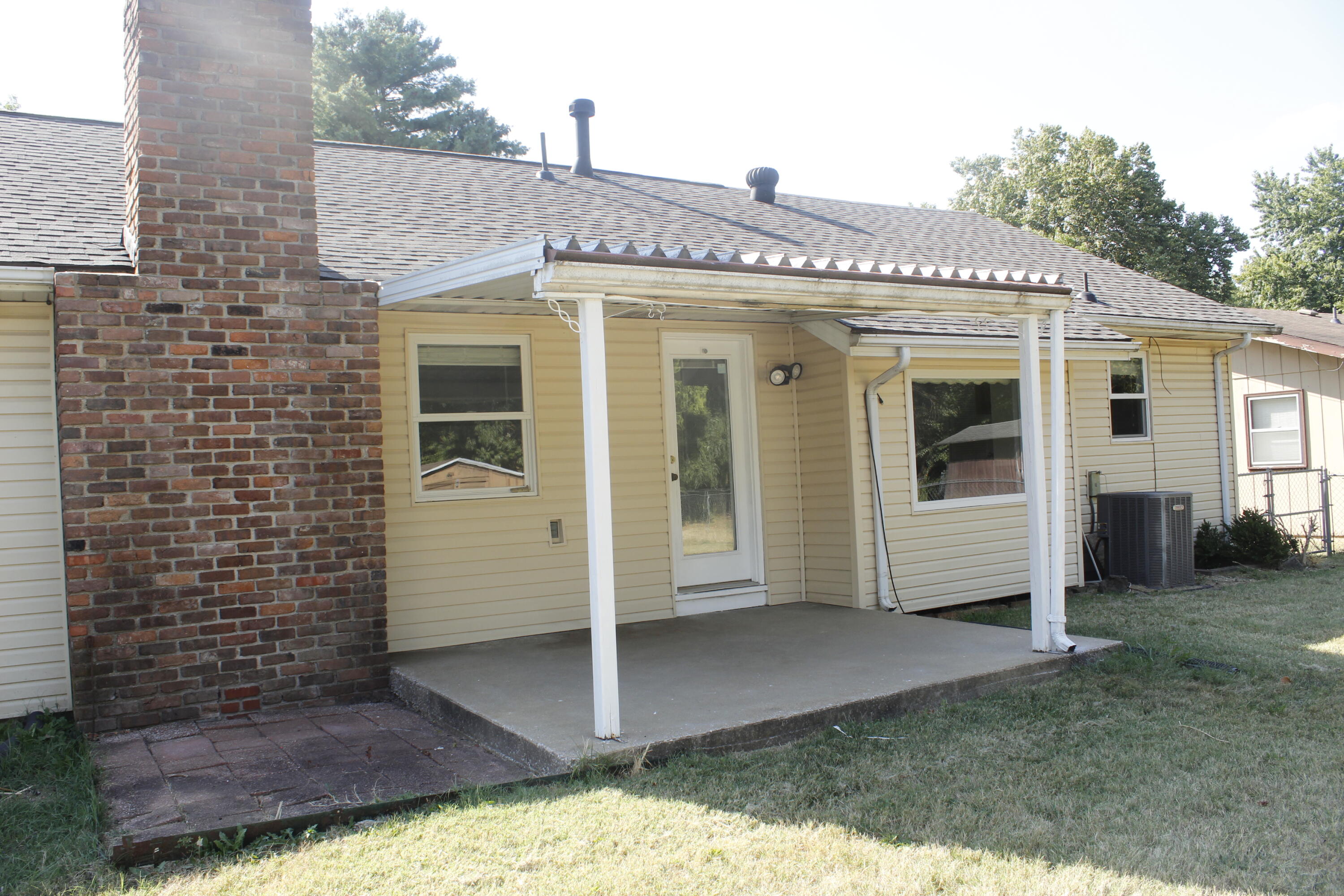 Photo 4 - Residential for sale – 1054 S Peach Tree Avenue  Springfield, MO
