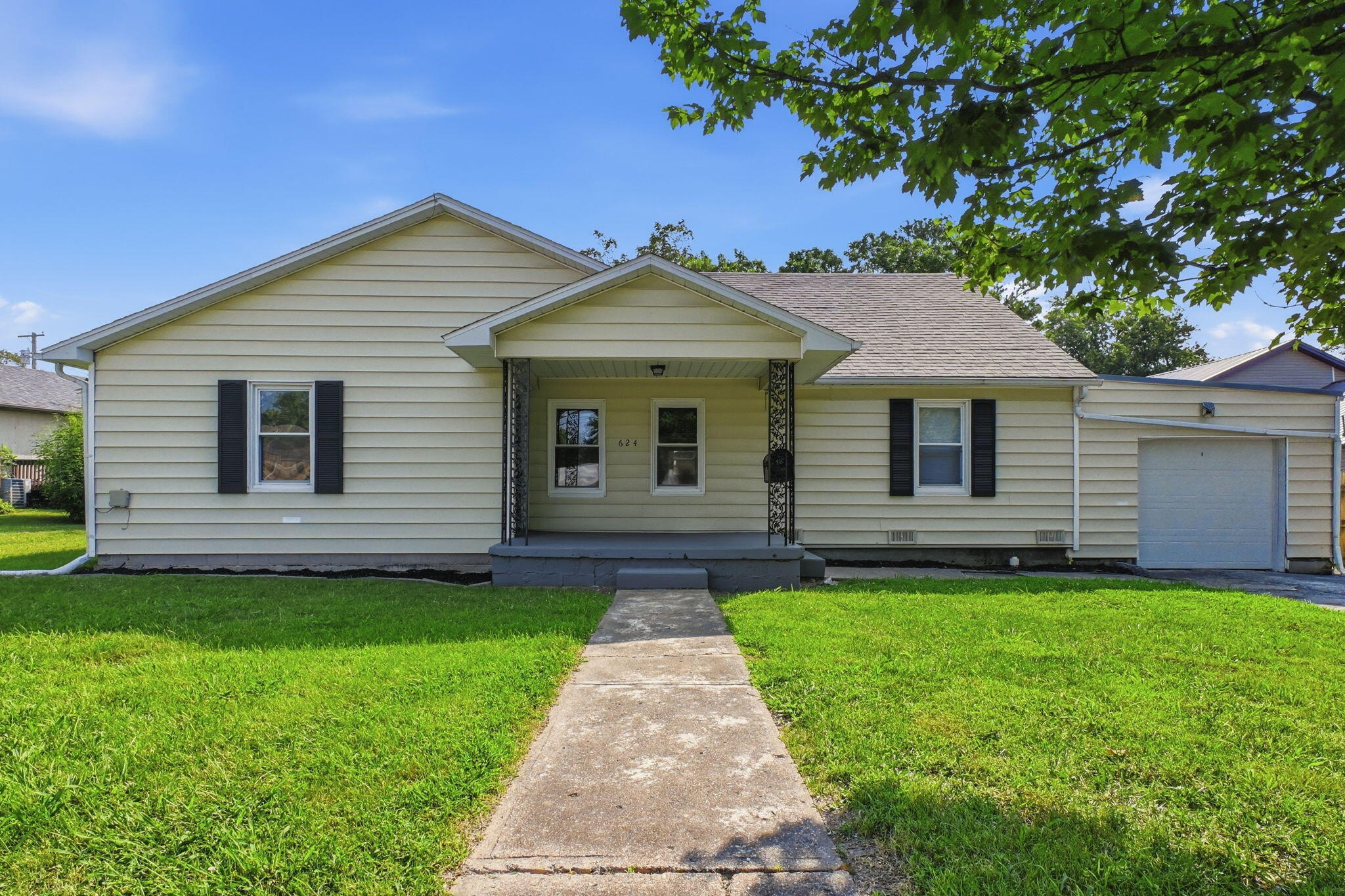 Photo 2 - Residential for sale – 624 N Springfield Avenue  Bolivar, MO