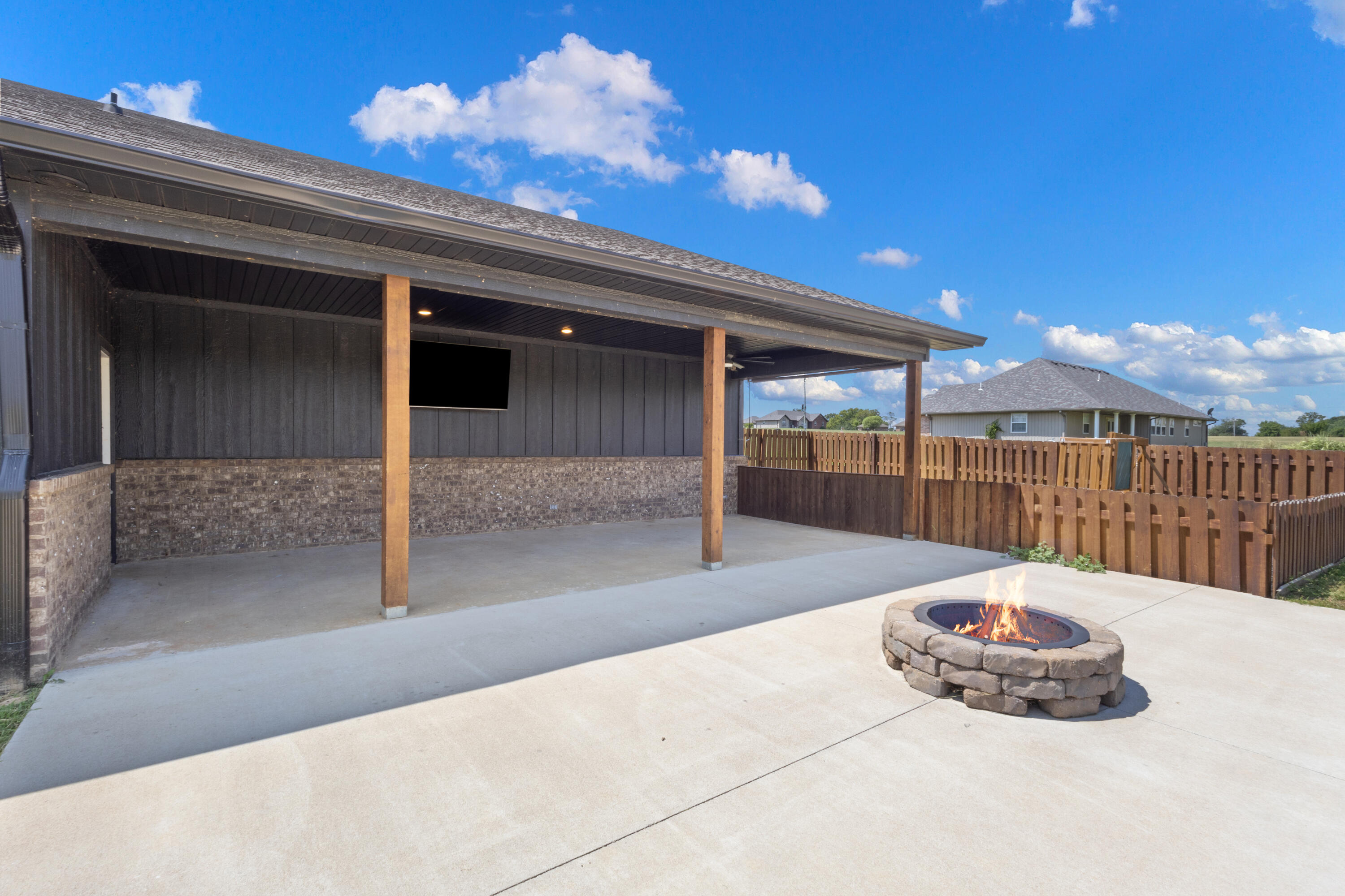 Photo 8 - Residential for sale – 12204  Farm Road 2205   Cassville, MO