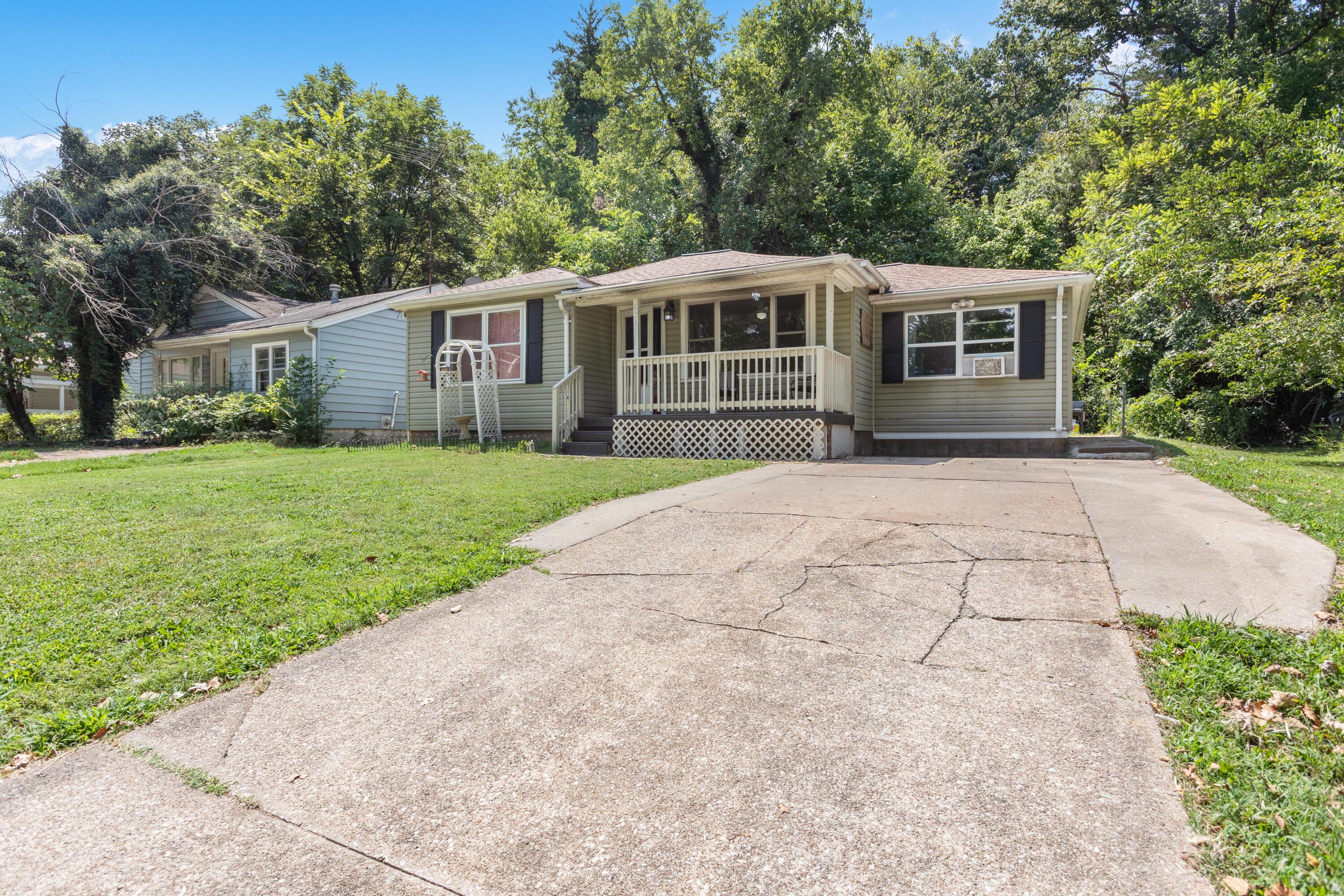 Photo 6 - Residential for sale – 621  Eiserman Avenue  Branson, MO