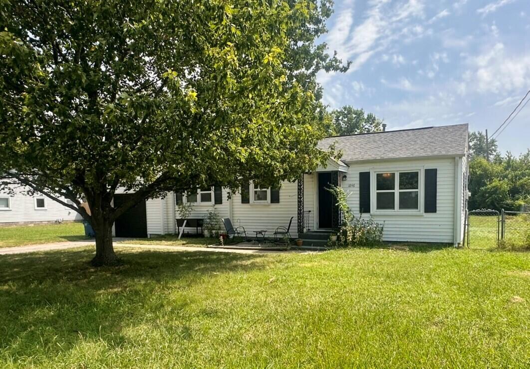 Photo 2 - Residential for sale – 1846  Hazel Avenue  Carthage, MO